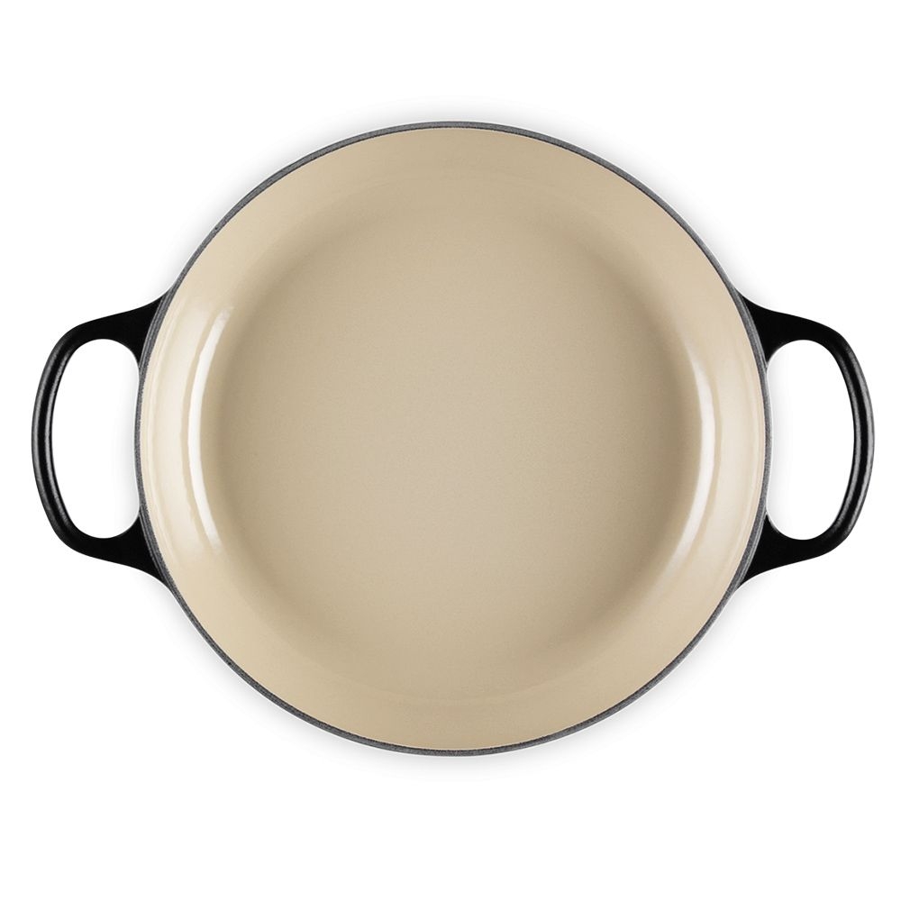 Cremefarbene Gusseisen-Bratreine mit zwei Griffen