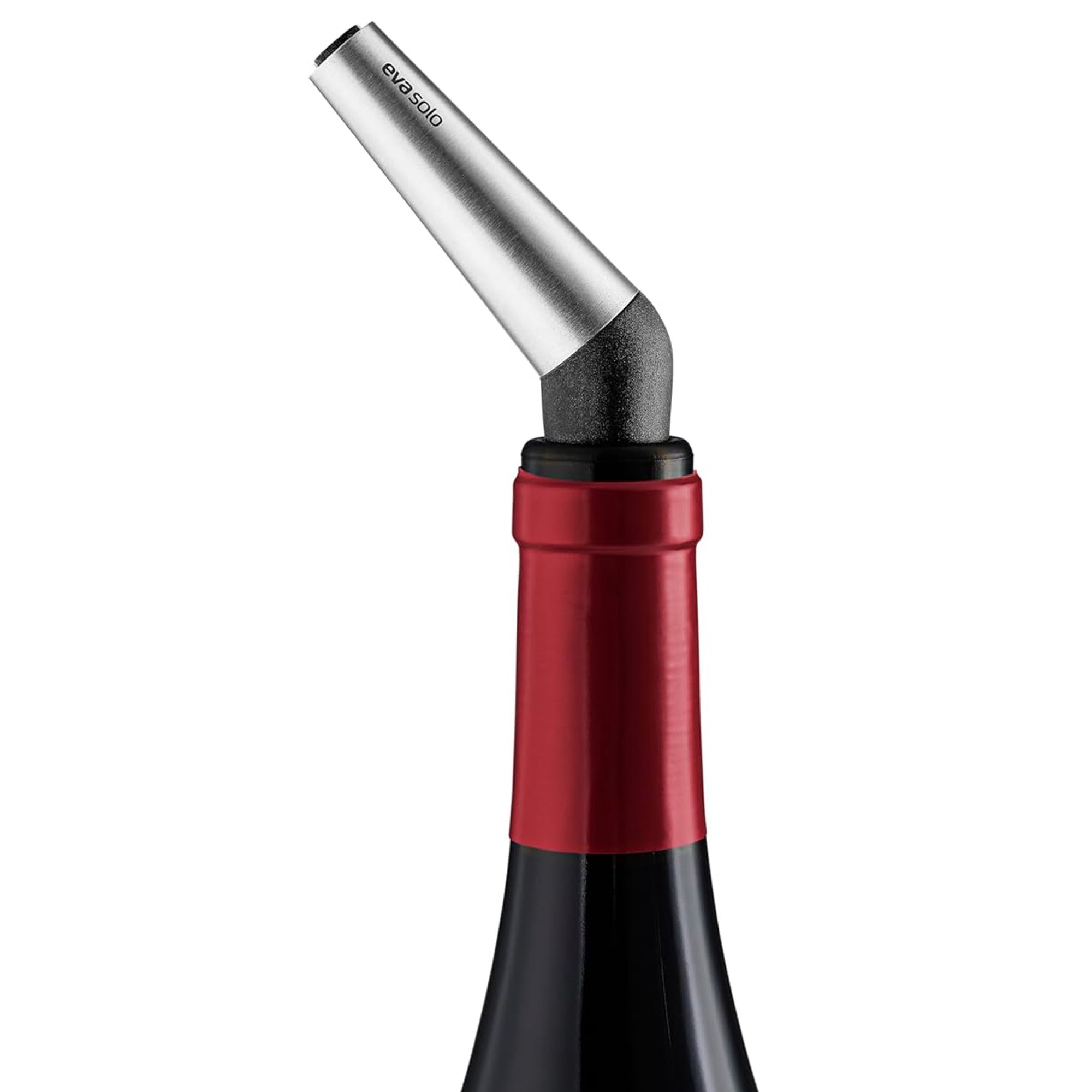 Schräger Eva Solo Weinausgießer auf Rotweinflasche