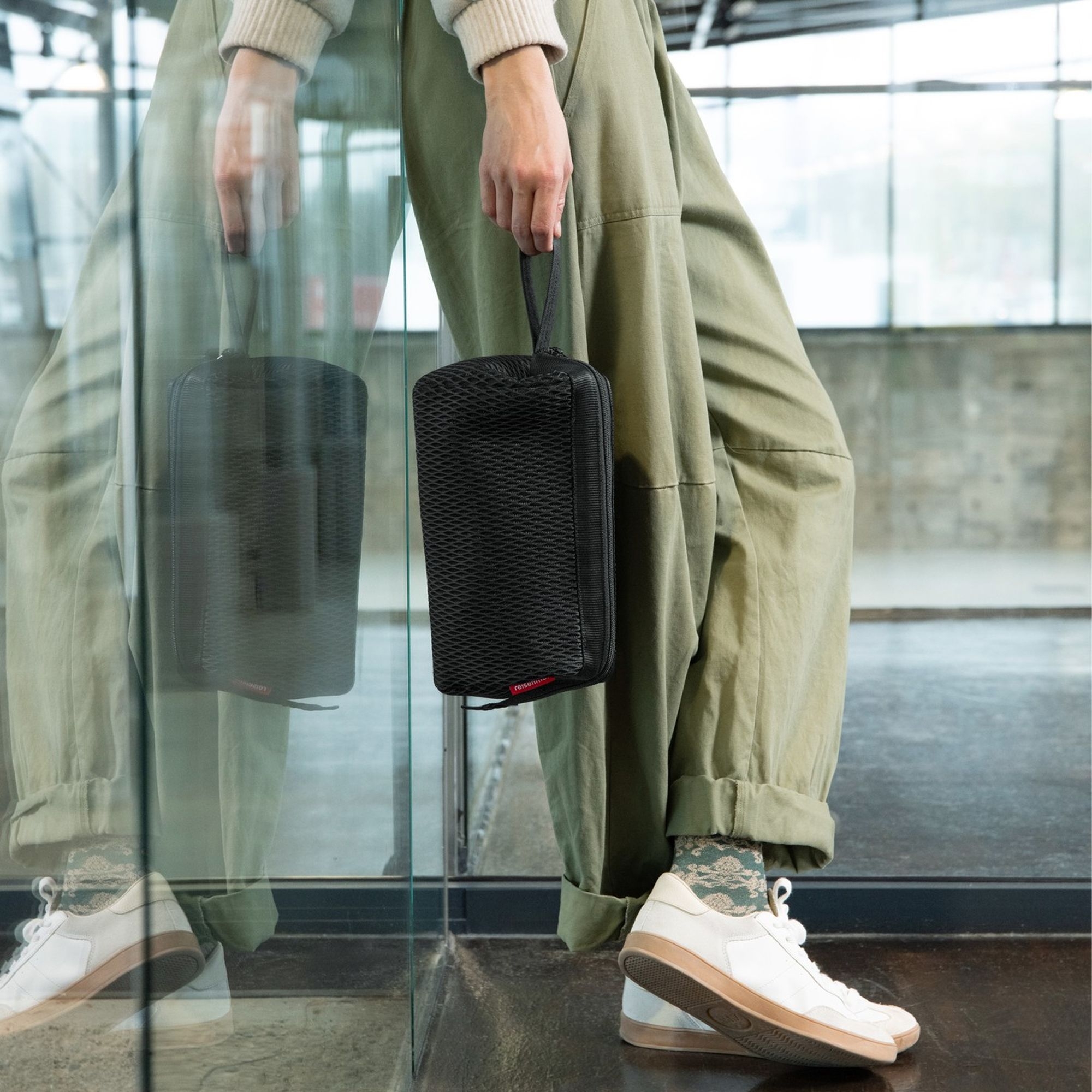 reisenthel - travelcosmetic - mesh black