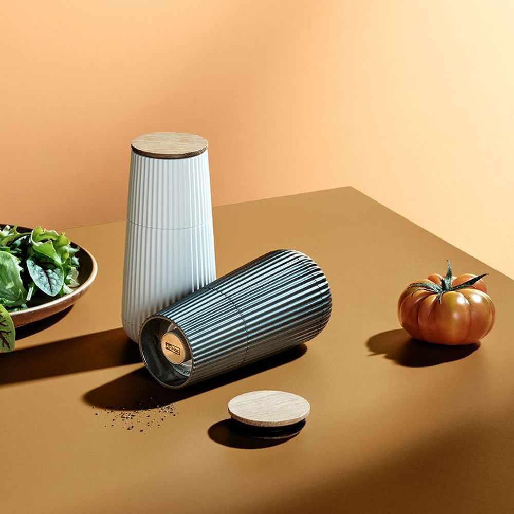 Zwei moderne Gewürzmühlen mit Rippenstruktur