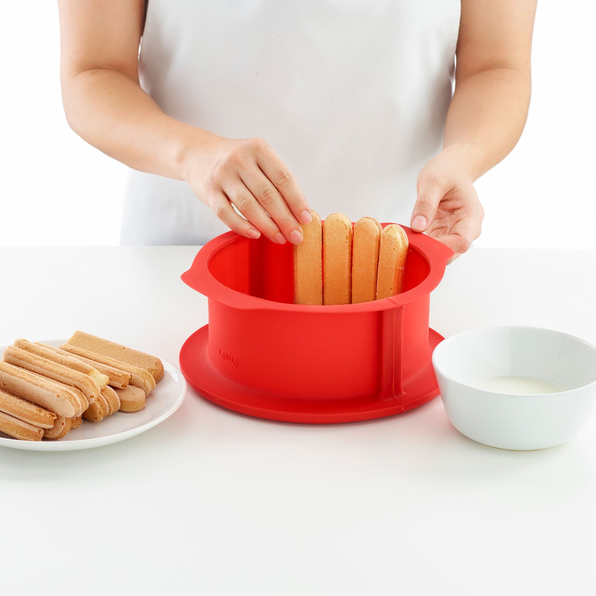 Lékué - Charlotte springform pan with plate, 18 cm red