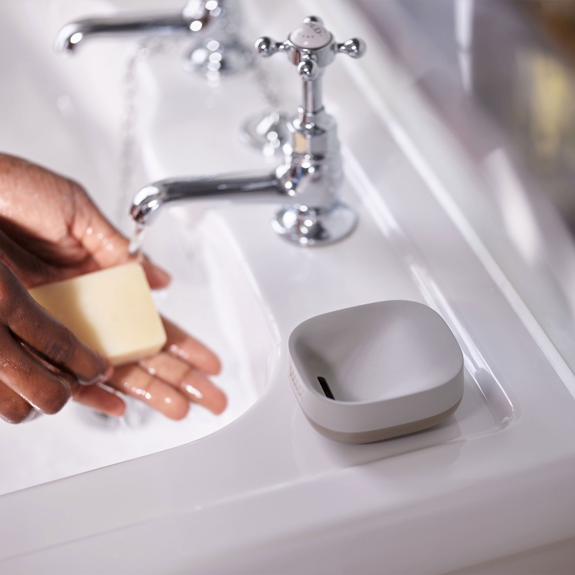 Joseph Joseph - Slim™ compact soap dish - ecru