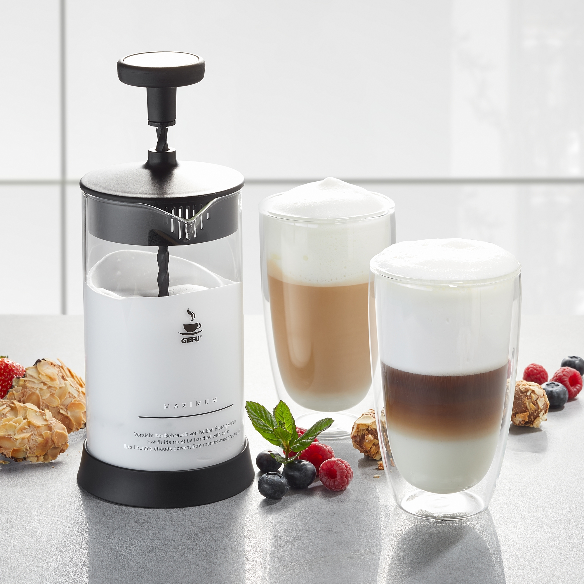 Gefu - Set Milchaufschäumer ANTONIO + 2 Latte Macchiato Gläsern