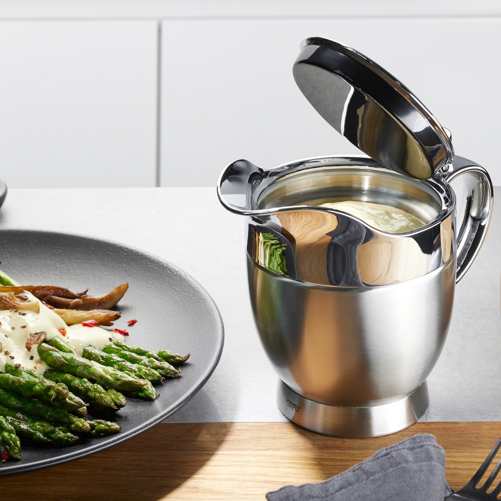 Double-walled stainless steel sauce jug with hot sauce