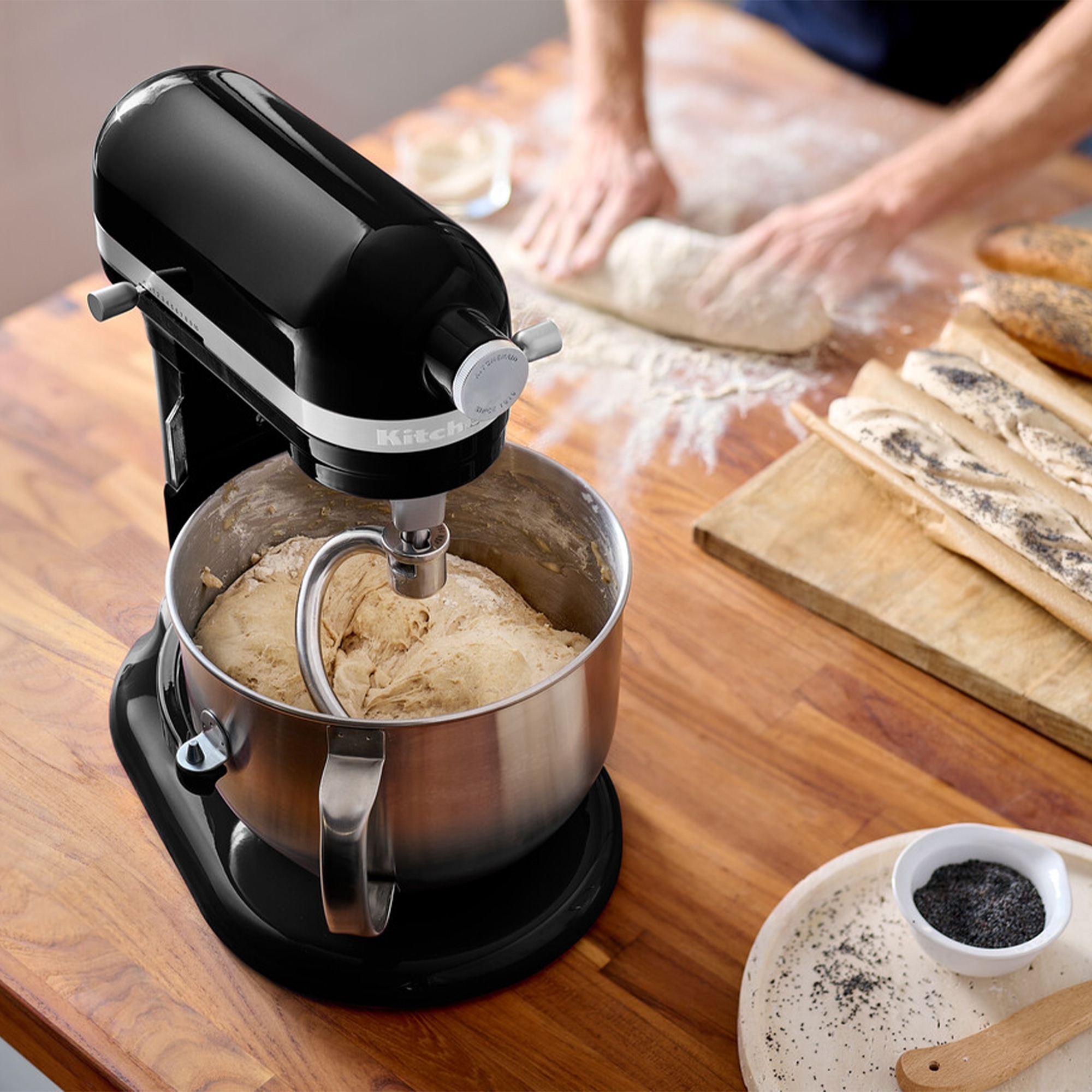 KitchenAid - Set Küchenmaschine 6,6 L + 15 tlg. Küchenhelfer-Set + Rezeptbuch „Patisserie leichtgemacht“ - Onyx Schwarz KitchenAid - Set Küchenmaschine 6,6 L + 15 tlg. Küchenhelfer-Set + Rezeptbuch „Patisserie leichtgemacht“ - Onyx Schwarz