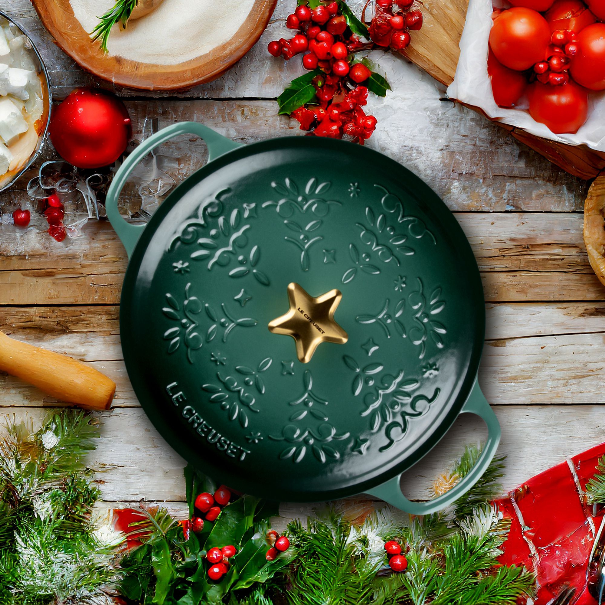 Le Creuset - Cast Iron Christmas Round Casserole with Gold Star Knob 24 cm