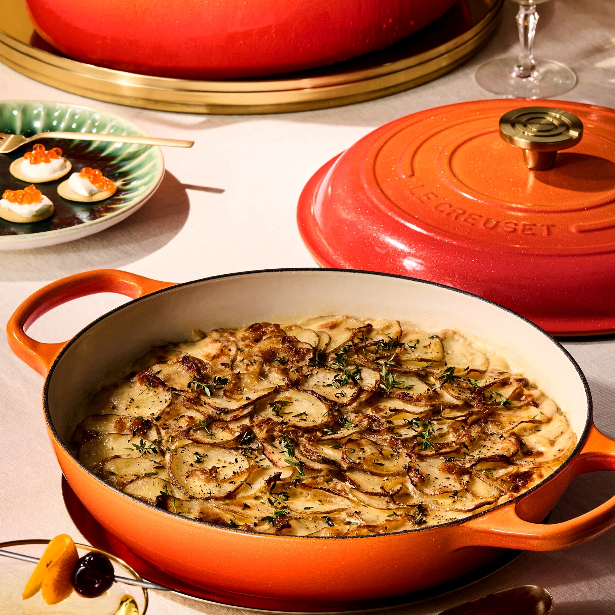 Le Creuset - Signature Buffet Casserole 30 cm - FLAMME DORÉE Le Creuset - Signature Buffet Casserole 30 cm - FLAMME DORÉE