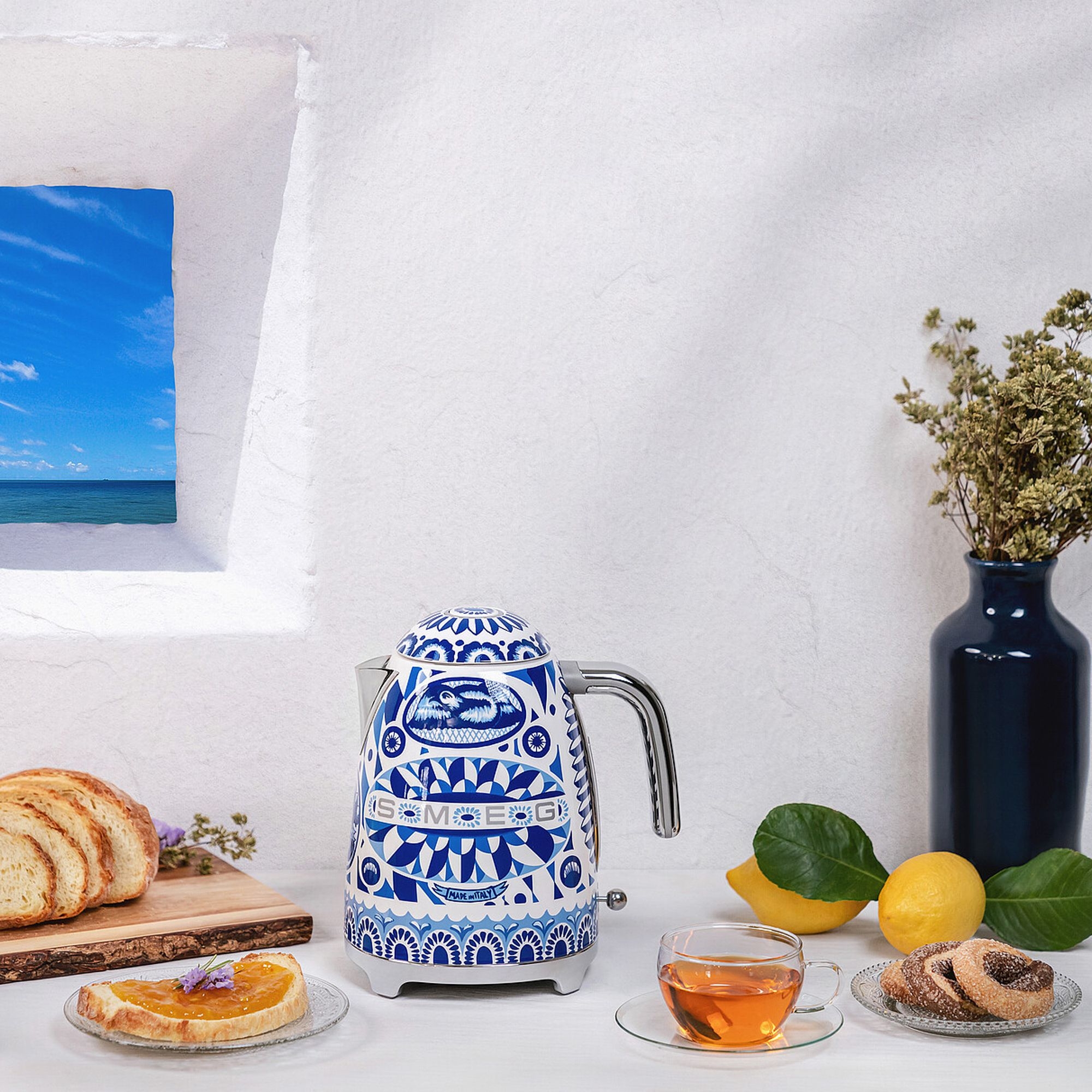 Smeg - 1,7L Kettle - Dolce&Gabbana - Blu Mediterraneo Smeg - 1,7L Kettle - Dolce&Gabbana - Blu Mediterraneo