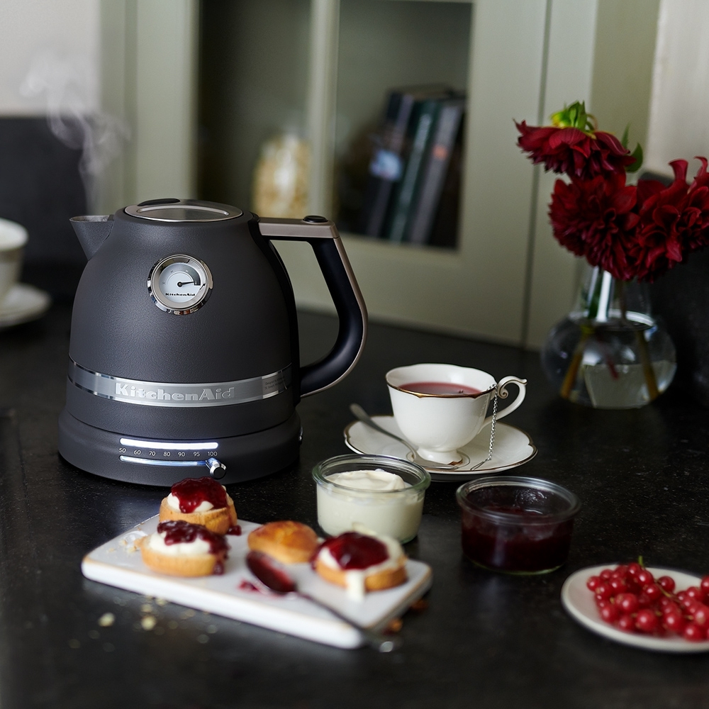 KitchenAid - Artisan Wasserkocher 1,5L - Gusseisen Schwarz KitchenAid - Artisan Wasserkocher 1,5L - Gusseisen Schwarz