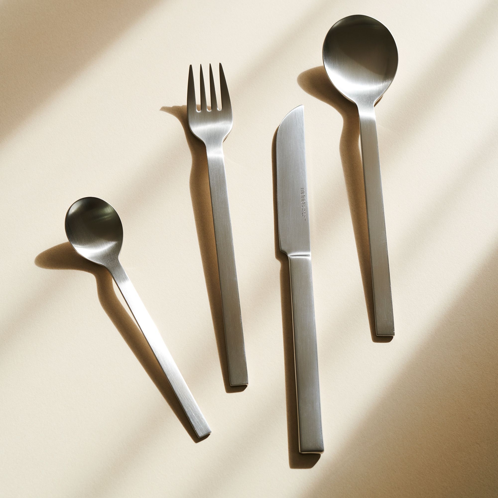 mono-a - Table knife, long blade 22,3 cm mono-a - Table knife, long blade 22,3 cm