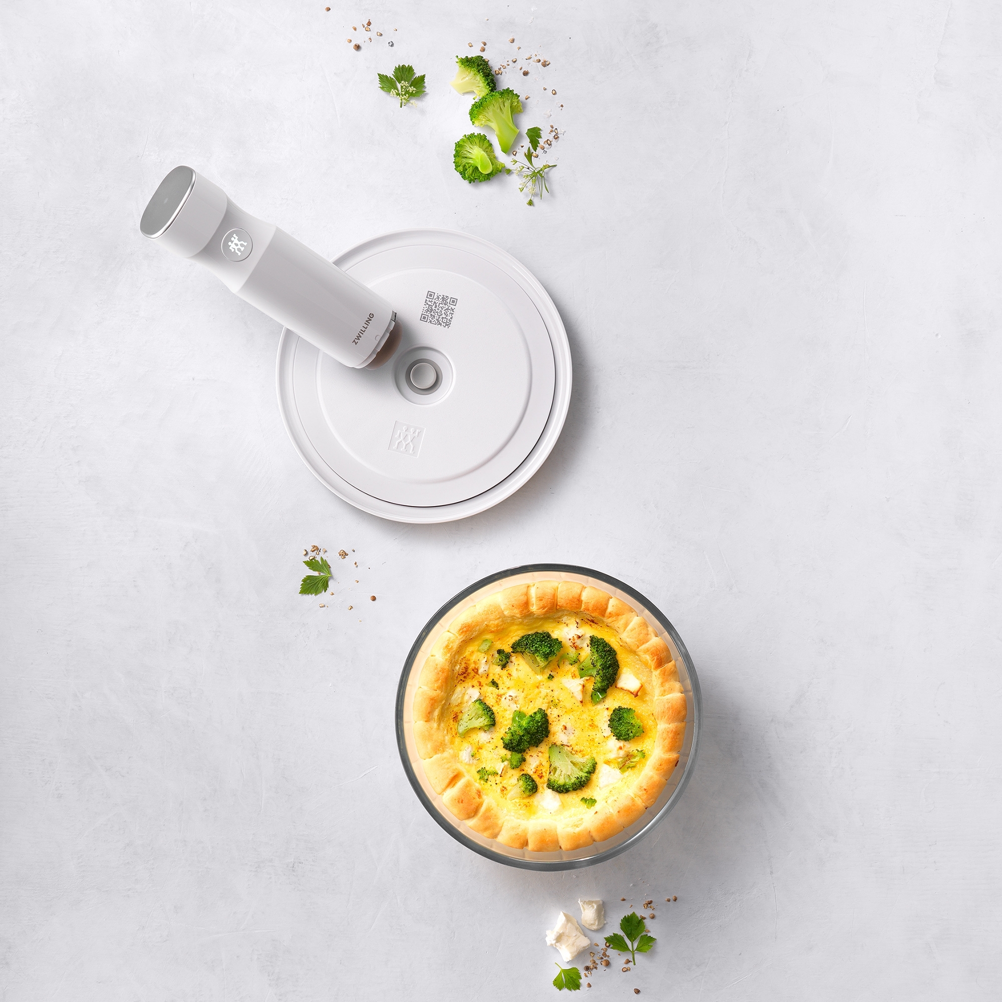 Brokkoli-Quiche mit ZWILLING Vakuumierer und Teller
