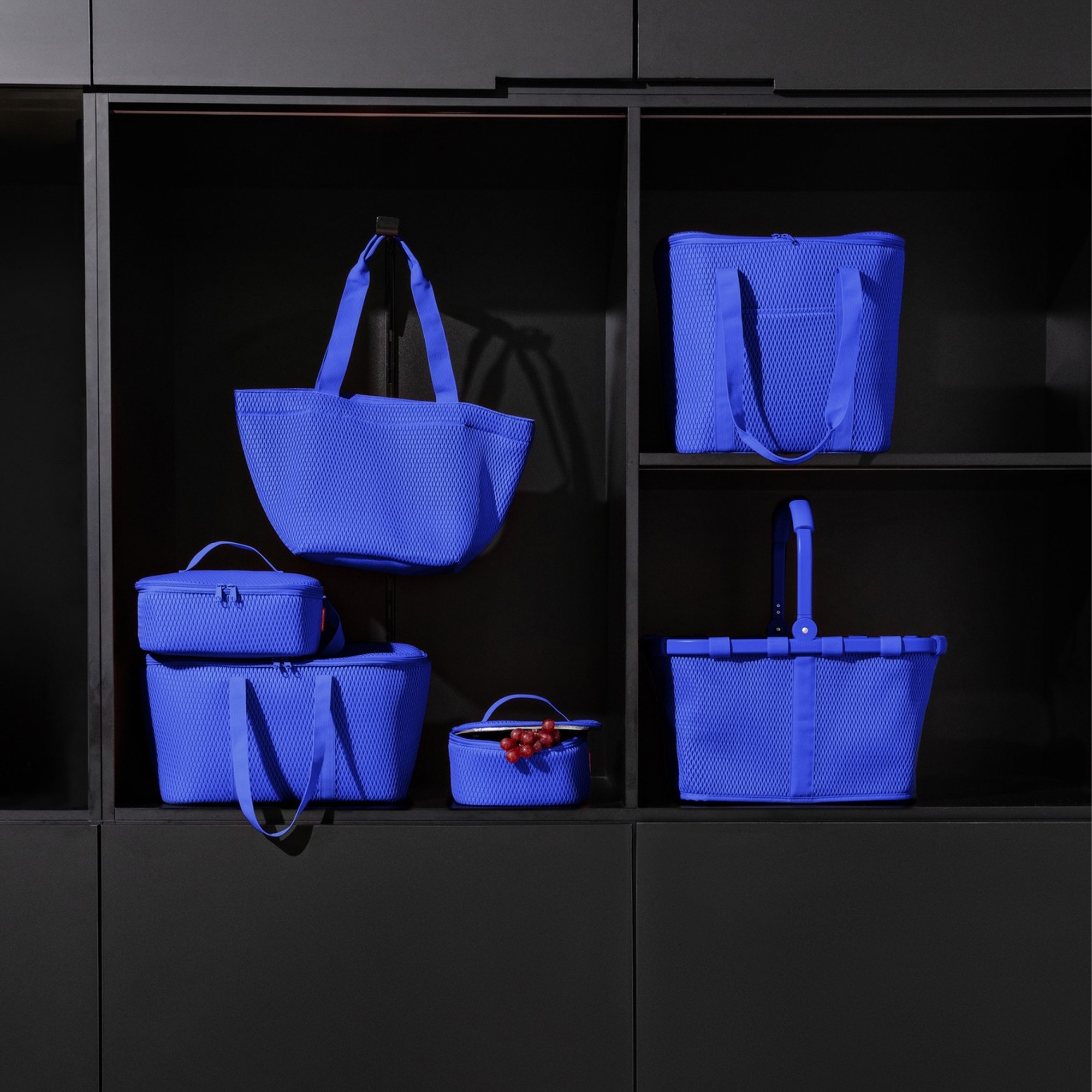 reisenthel - coolerbag M pocket - mesh royal blue
