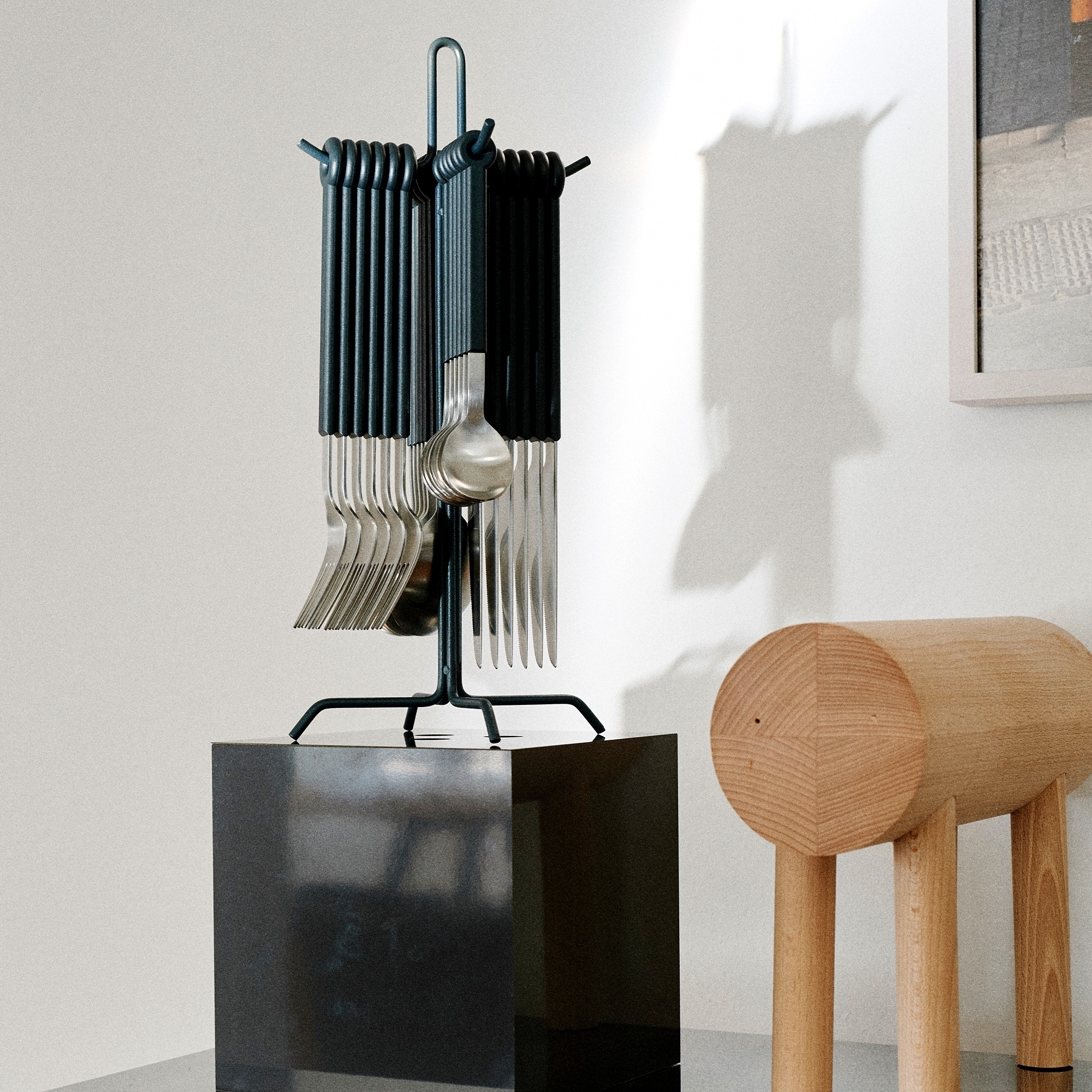 Design-Besteckgarnitur auf Metallständer