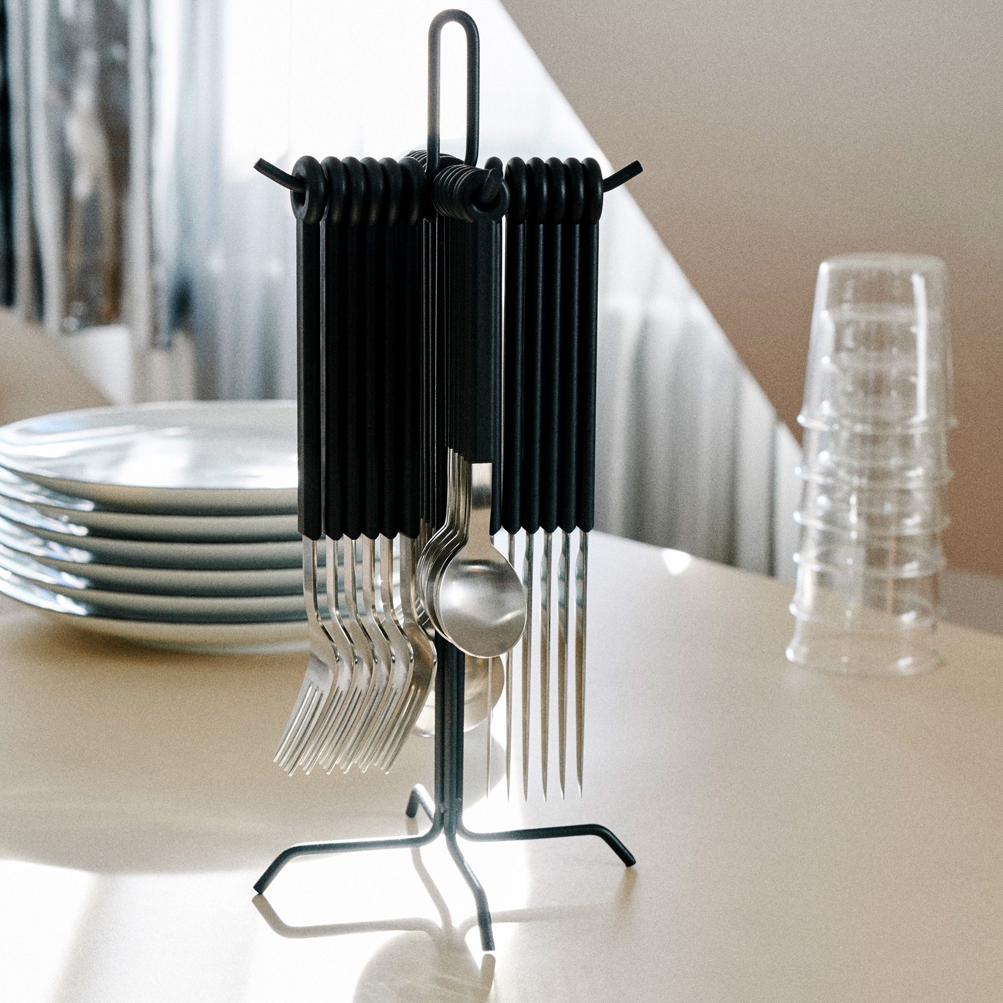 Modernes Besteckset an Ständer in der Küche