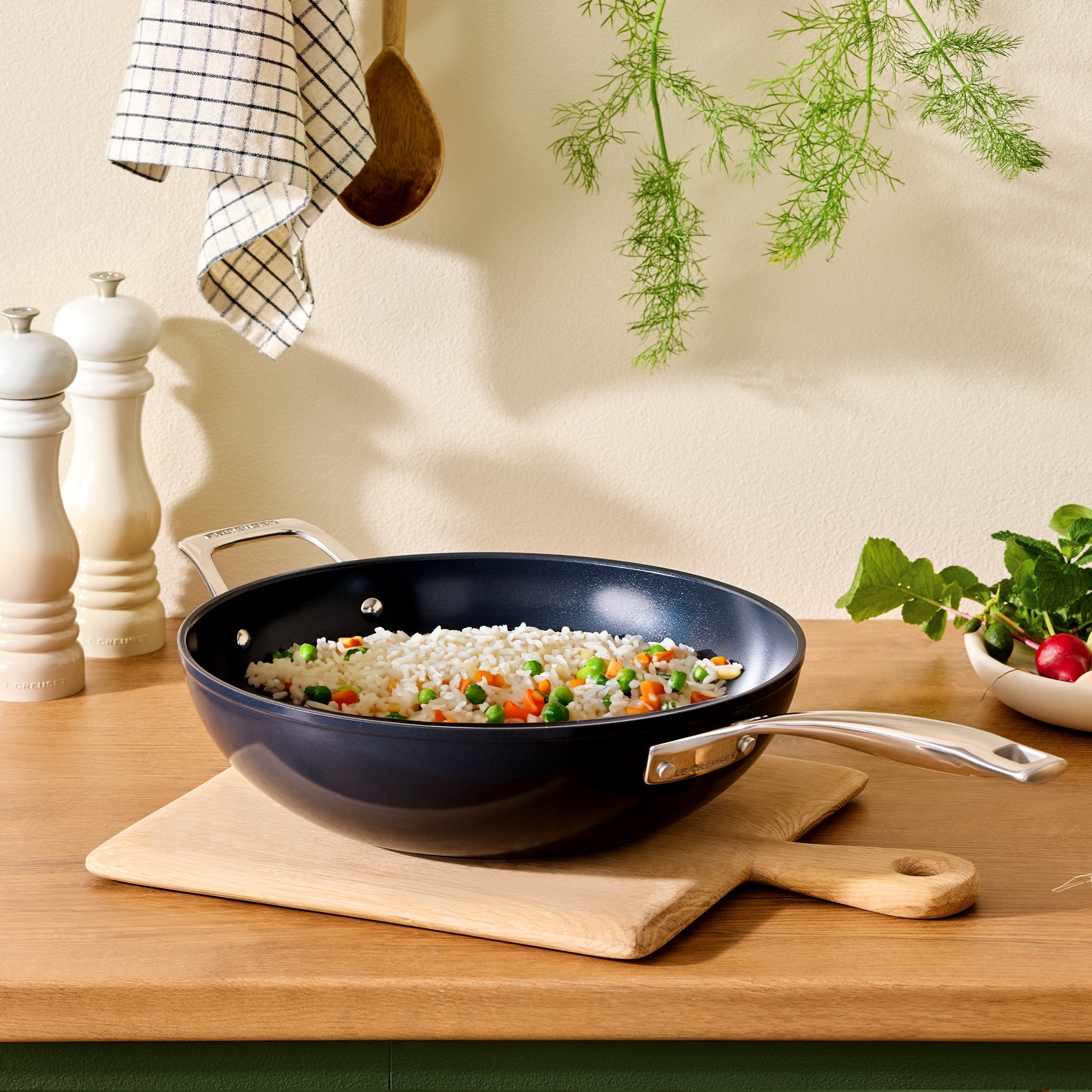 Le Creuset - WOK Pan 30 cm - Essential Non-Stick Ceramic Le Creuset - WOK Pan 30 cm - Essential Non-Stick Ceramic