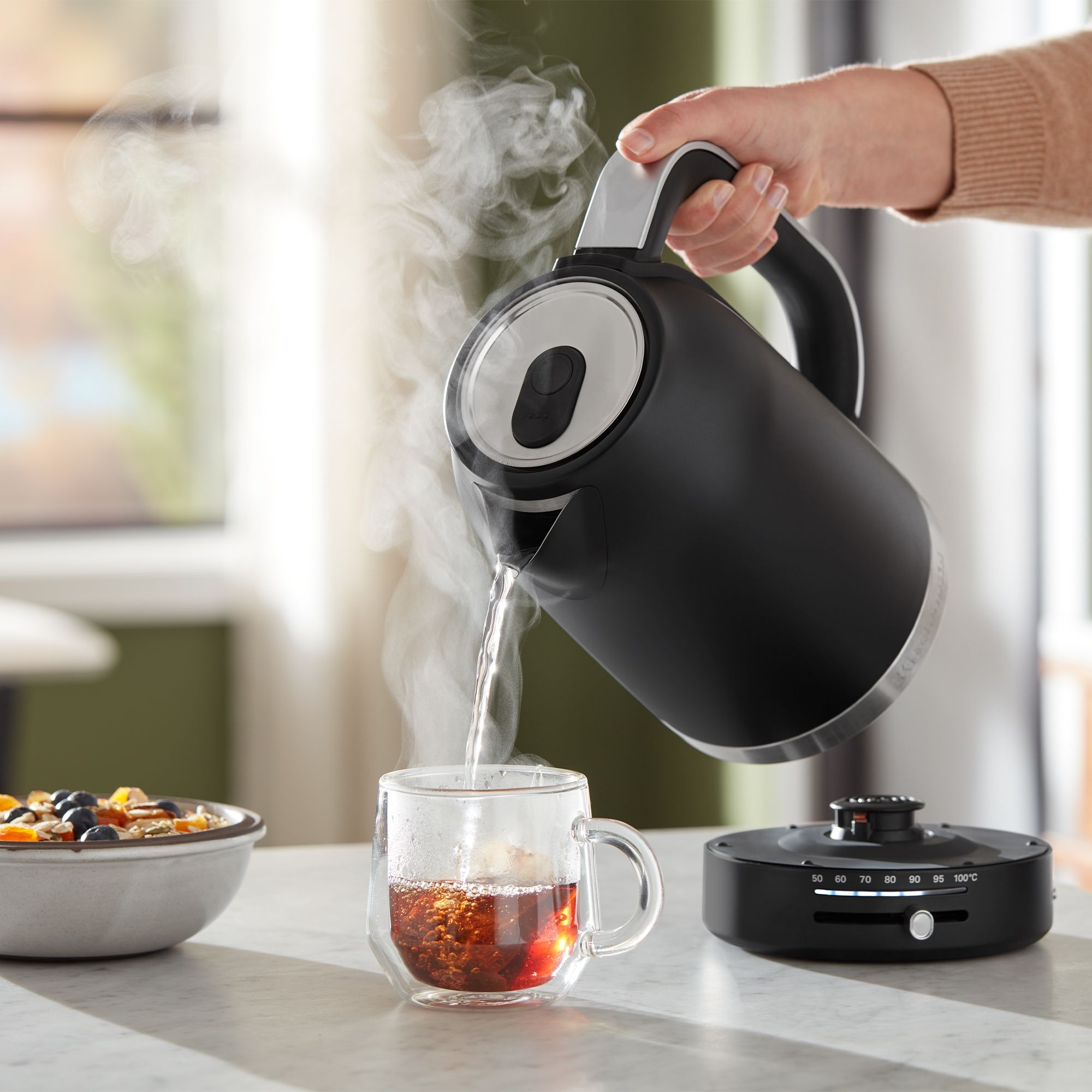 KitchenAid 5KEK1701 kettle with temperature setting