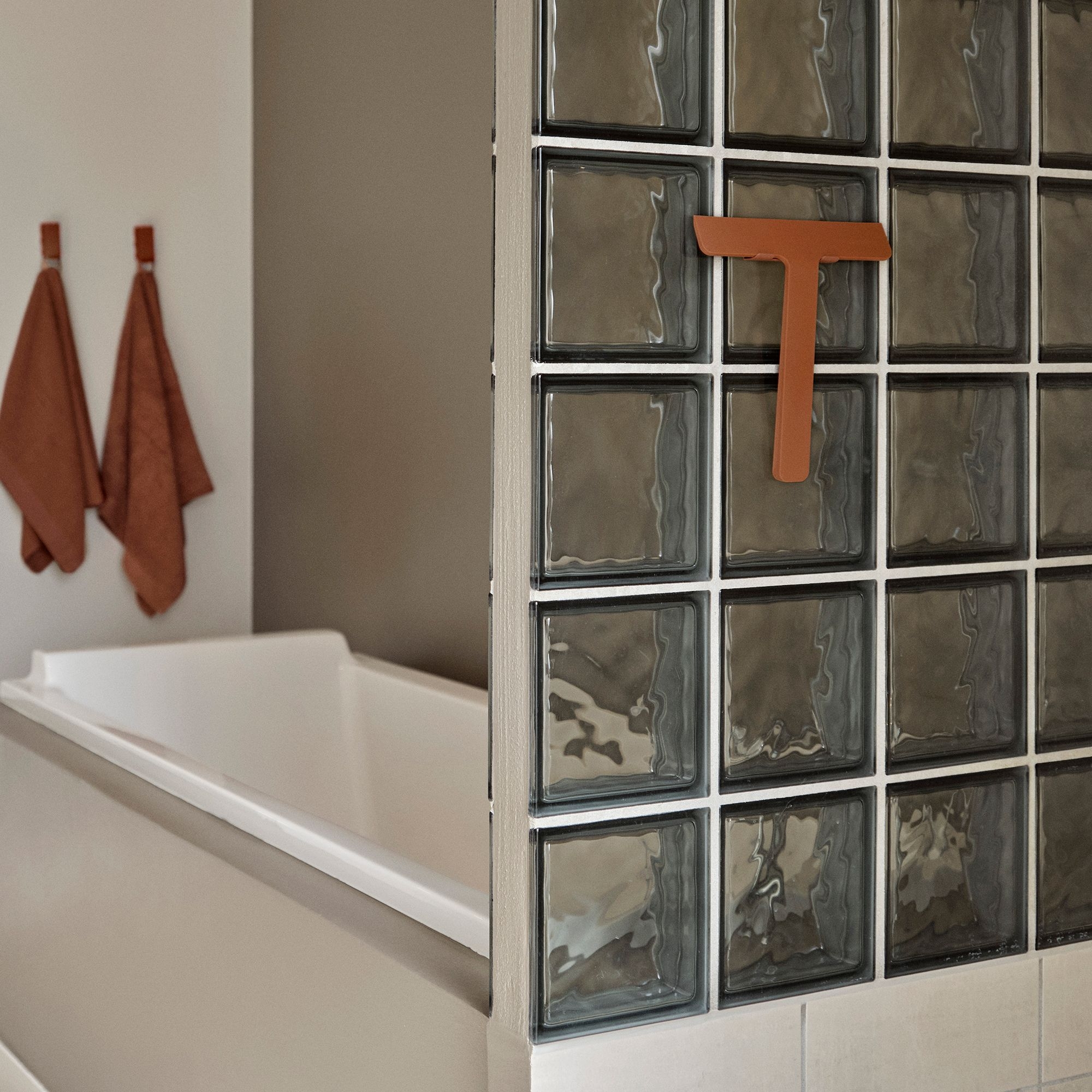 Zone - Uma shower squeegee with holder - Terracotta