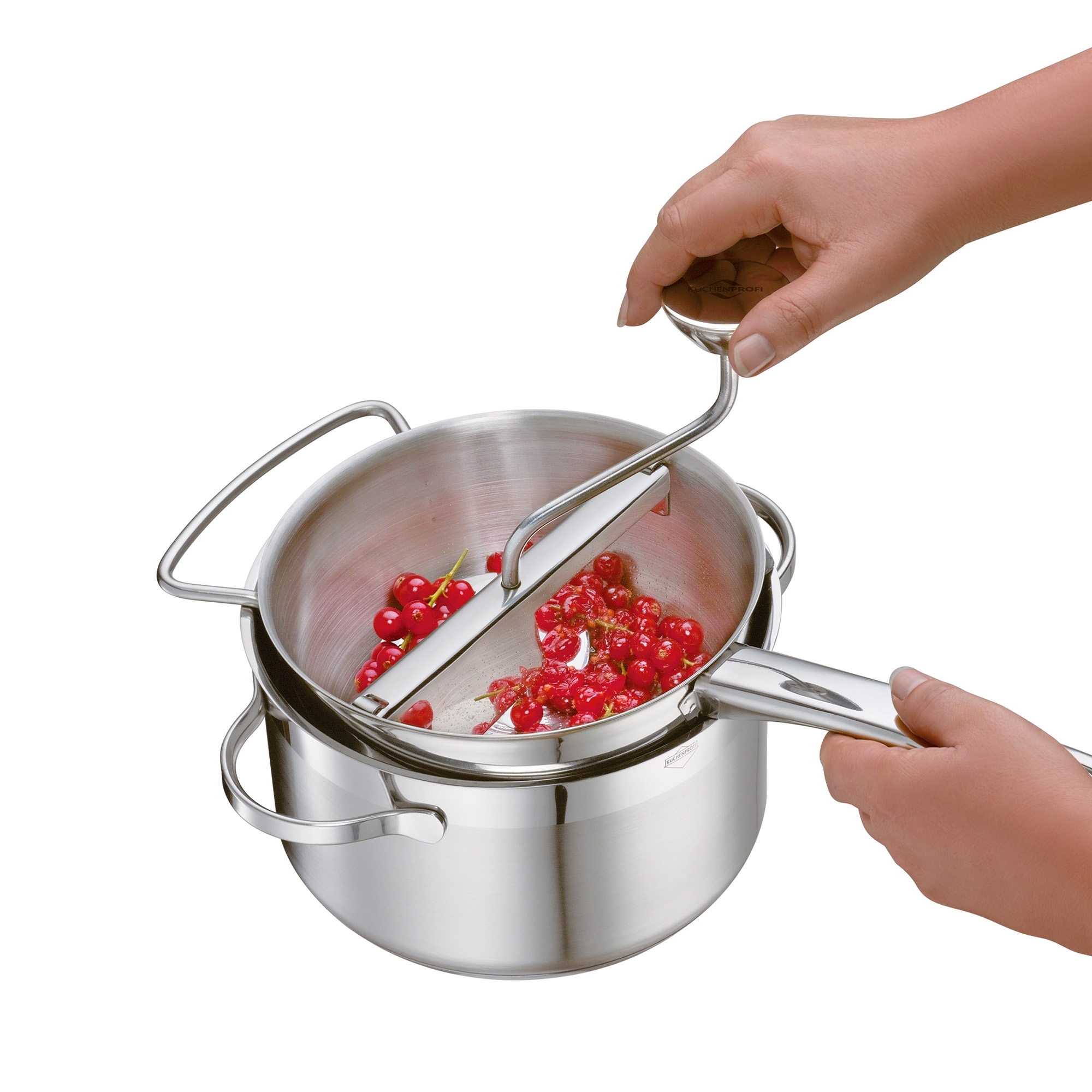 Küchenprofi Passiergerät TRIO beim Passieren von Beeren