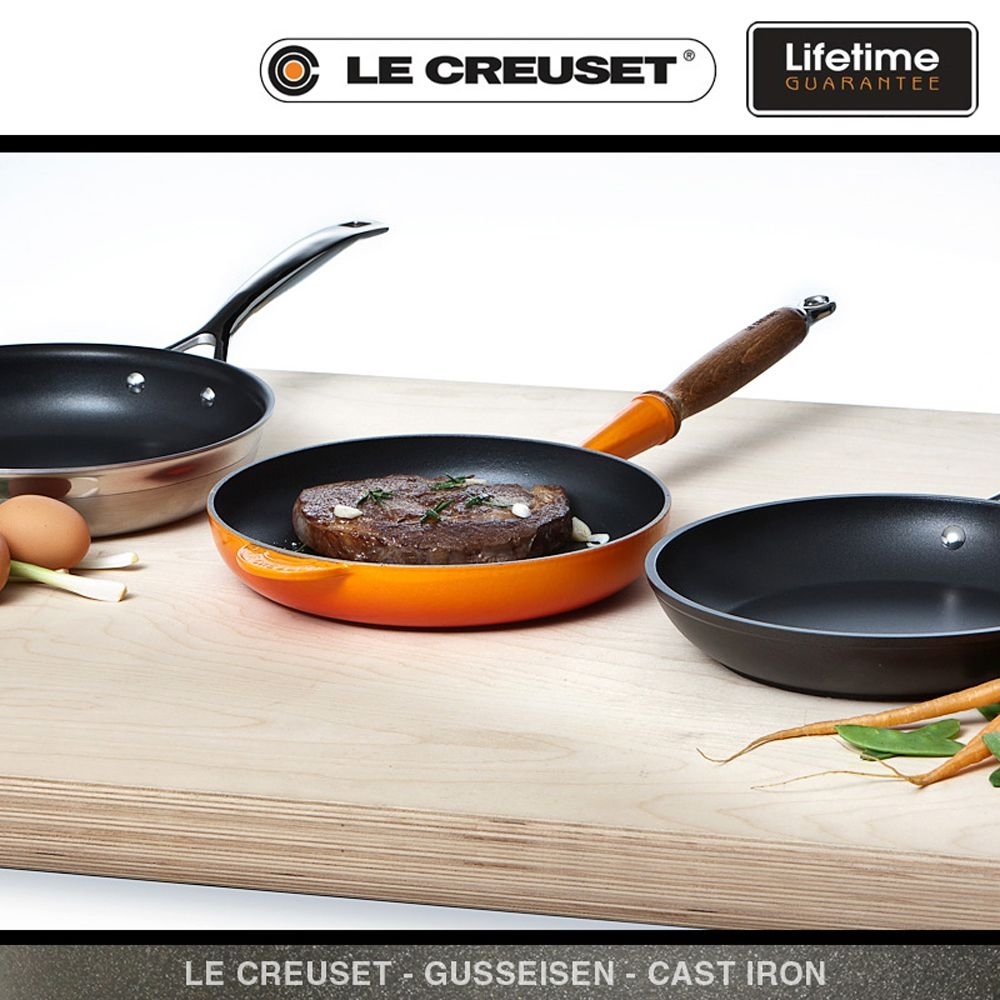 Le Creuset - Frypan with wooden handle 26 cm - Flame Le Creuset - Frypan with wooden handle 26 cm - Flame