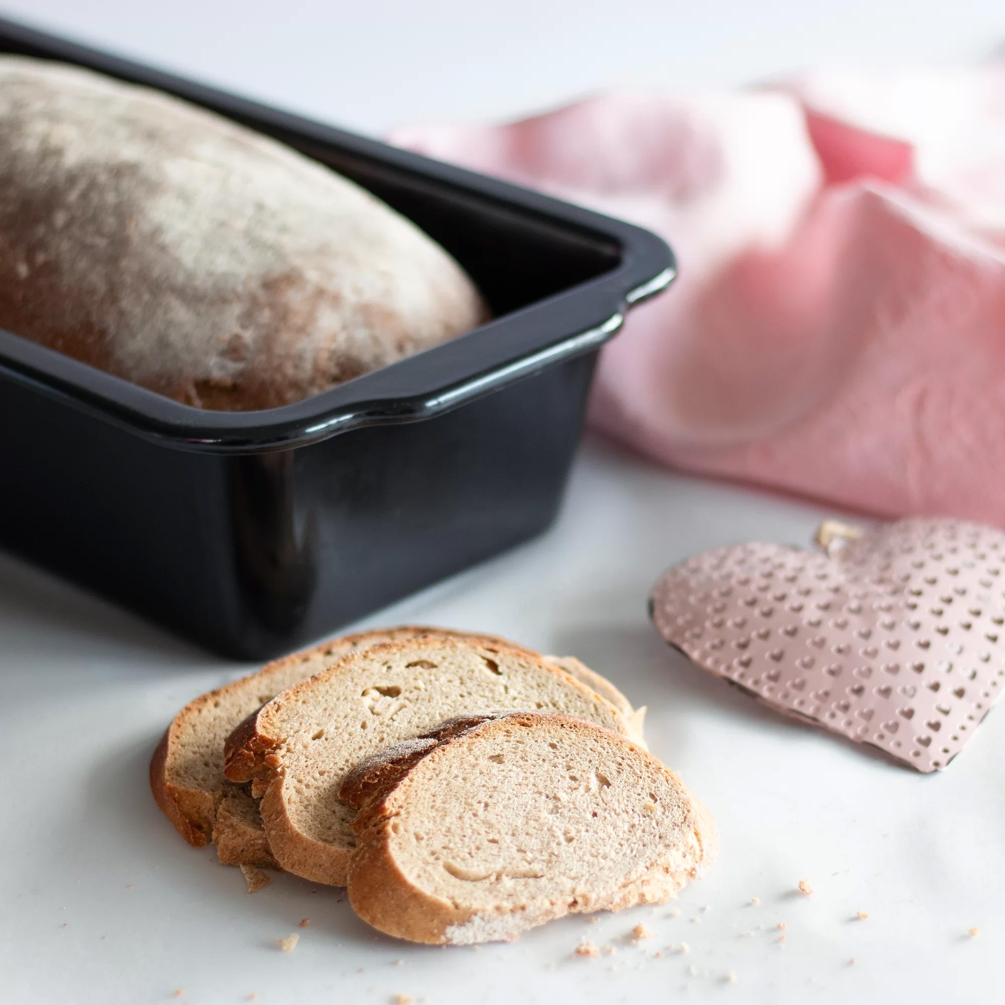 Städter emaillierte Brotbackform Black Edition mit Brot