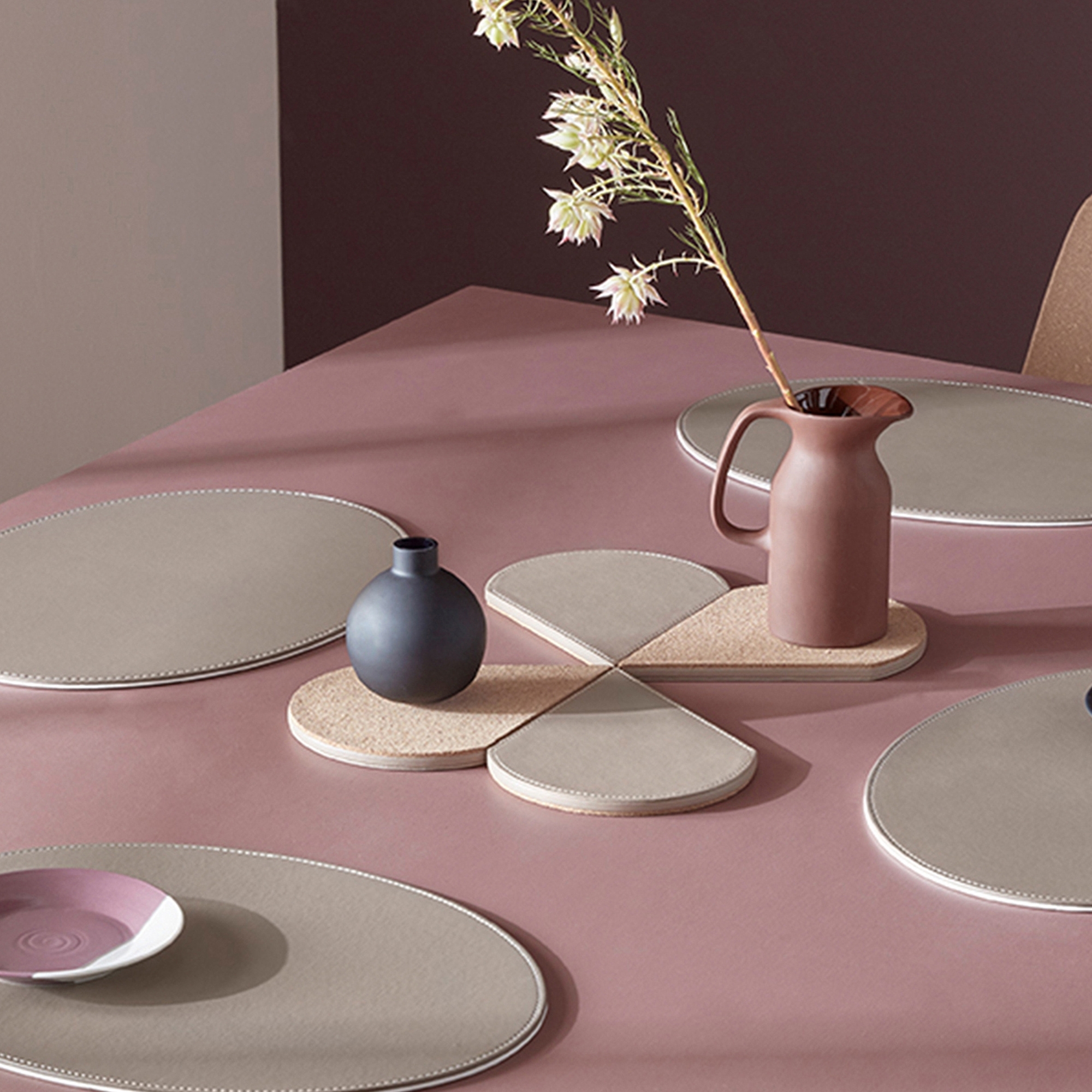 Freeform - Oval placemat - Taupe/White - 45 x 34 cm