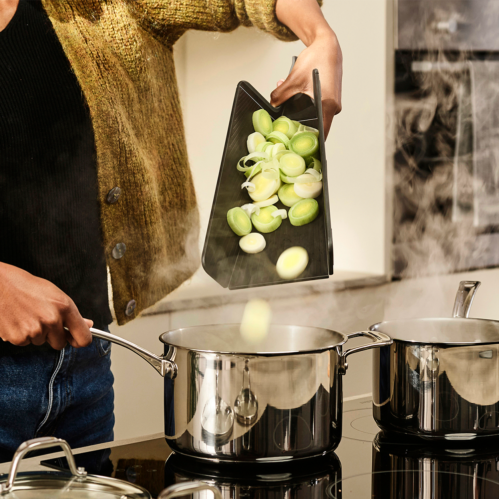 JoJo Chop2Pot Plus Foldable Cutting Board (small) - black JoJo Chop2Pot Plus Foldable Cutting Board (small) - black