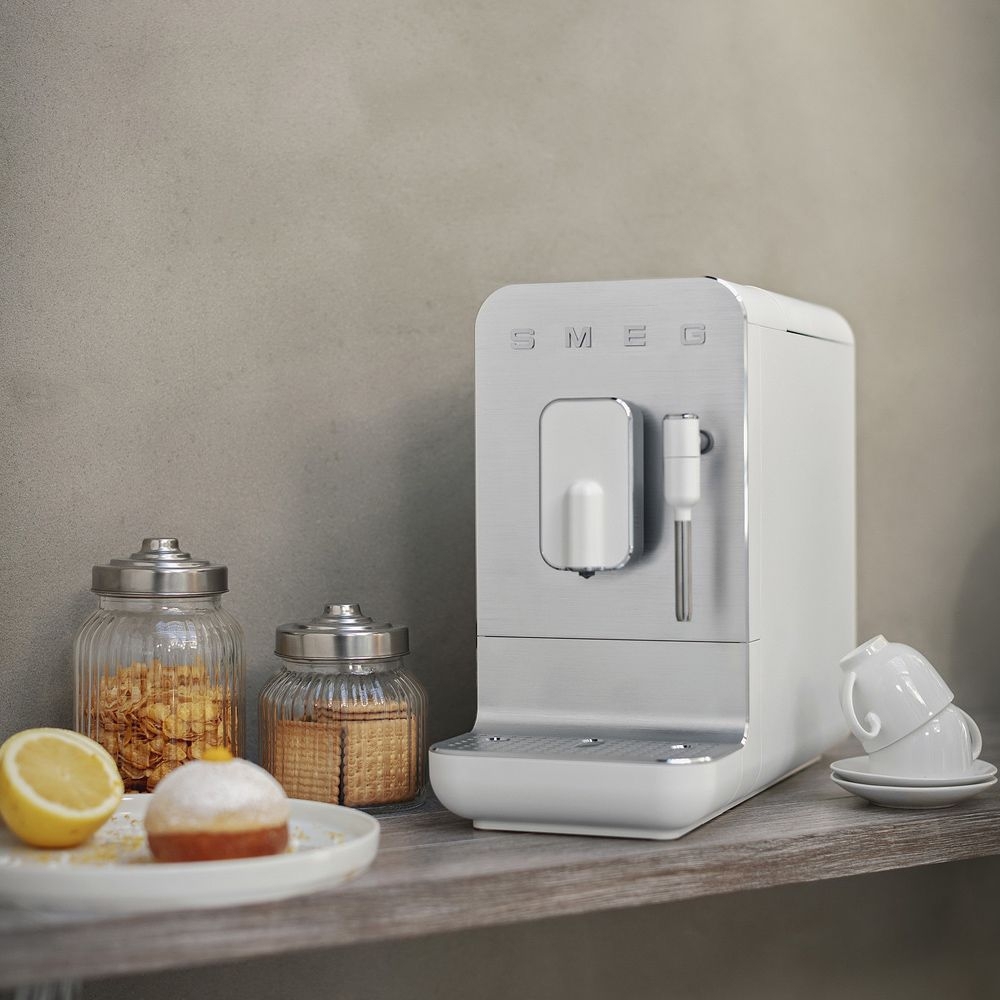 Smeg - Fully automatic coffee machine with steam function - White Smeg - Fully automatic coffee machine with steam function - White