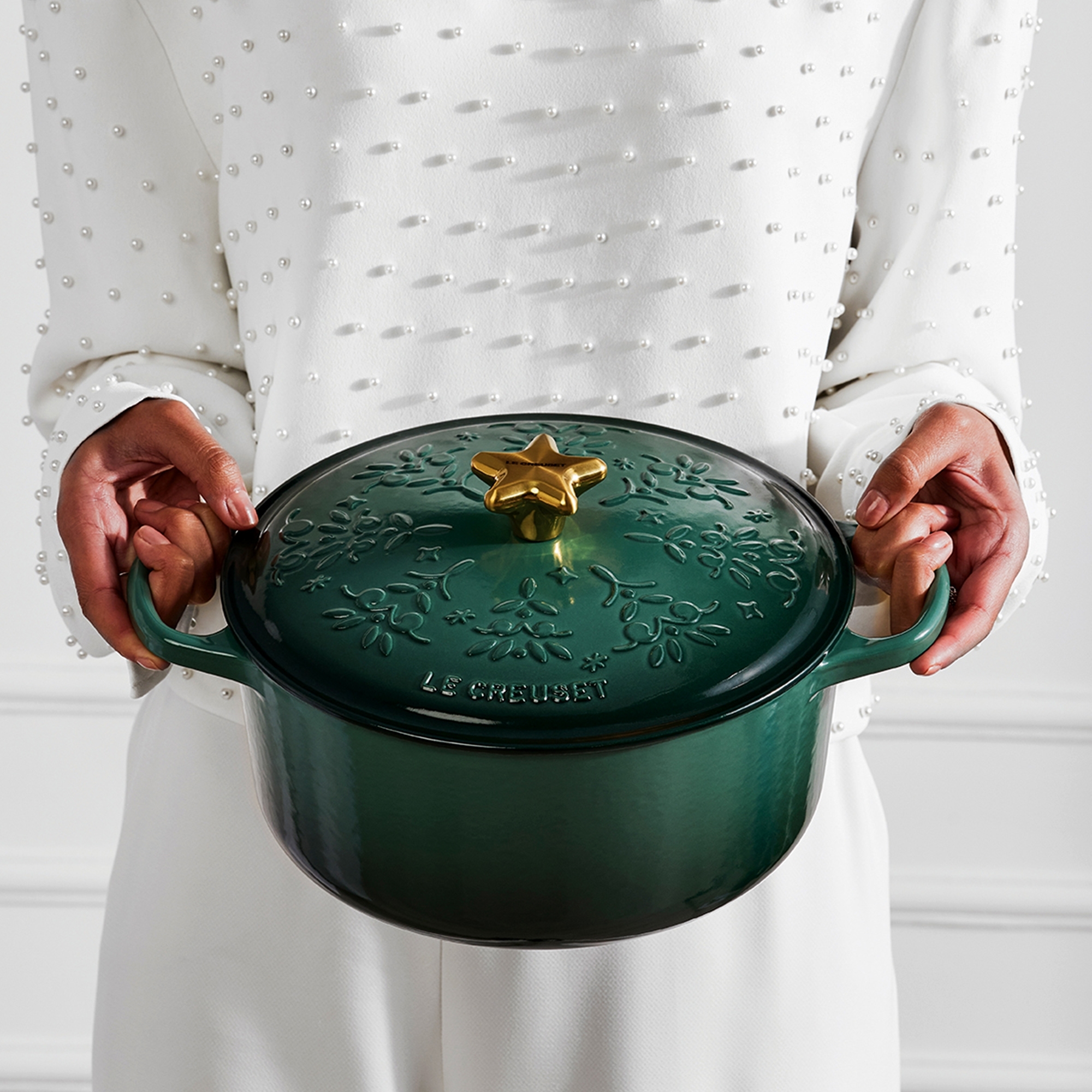 Le Creuset - Round Casserole with Gold Star Knob 24 cm - Noel Artichaut