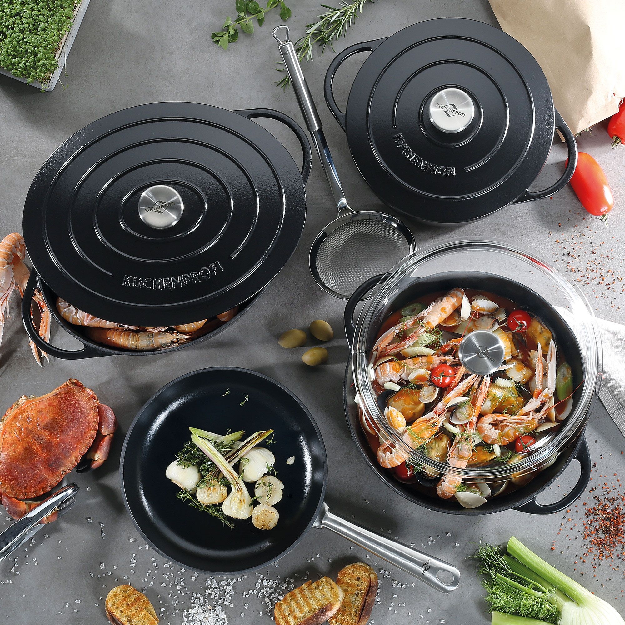 Schwarzes Gusseisen-Kochgeschirr mit Meeresfrüchten