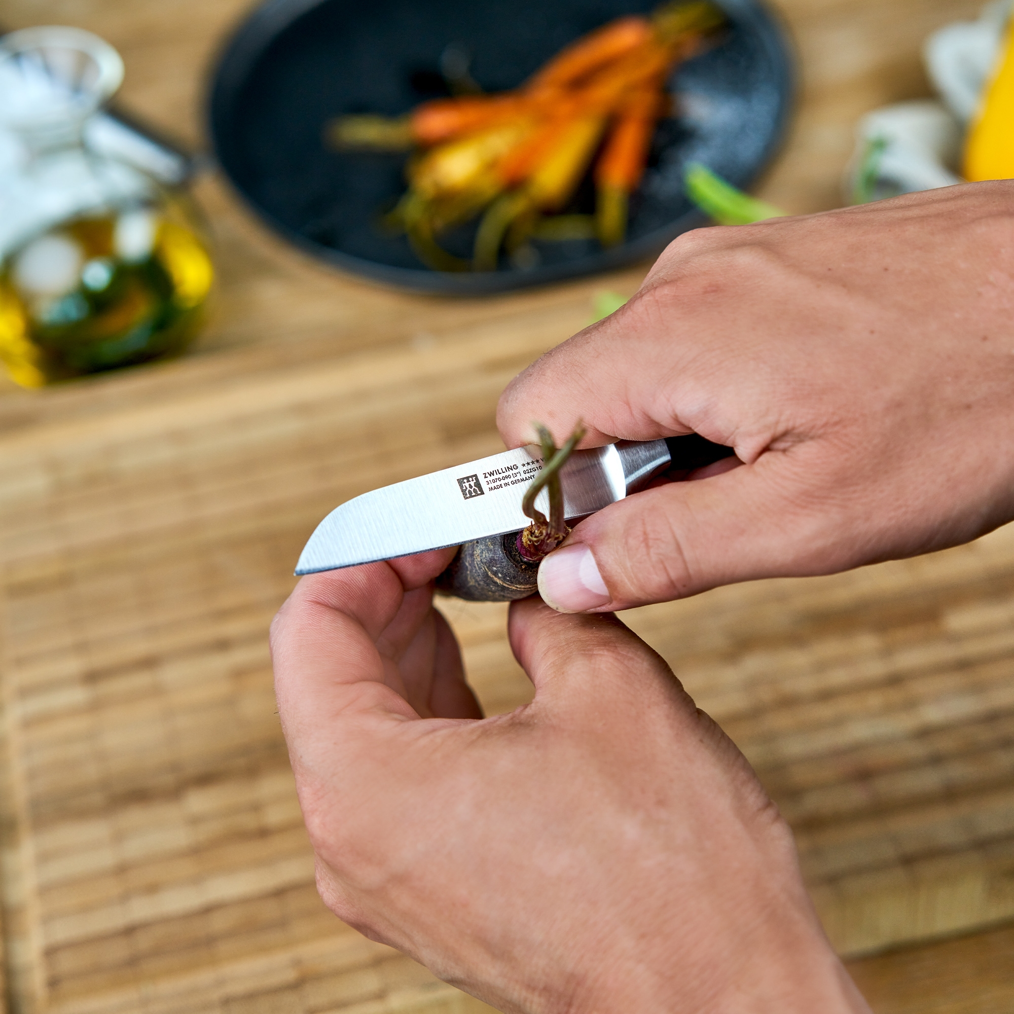 Compact kitchen knife for peeling vegetables