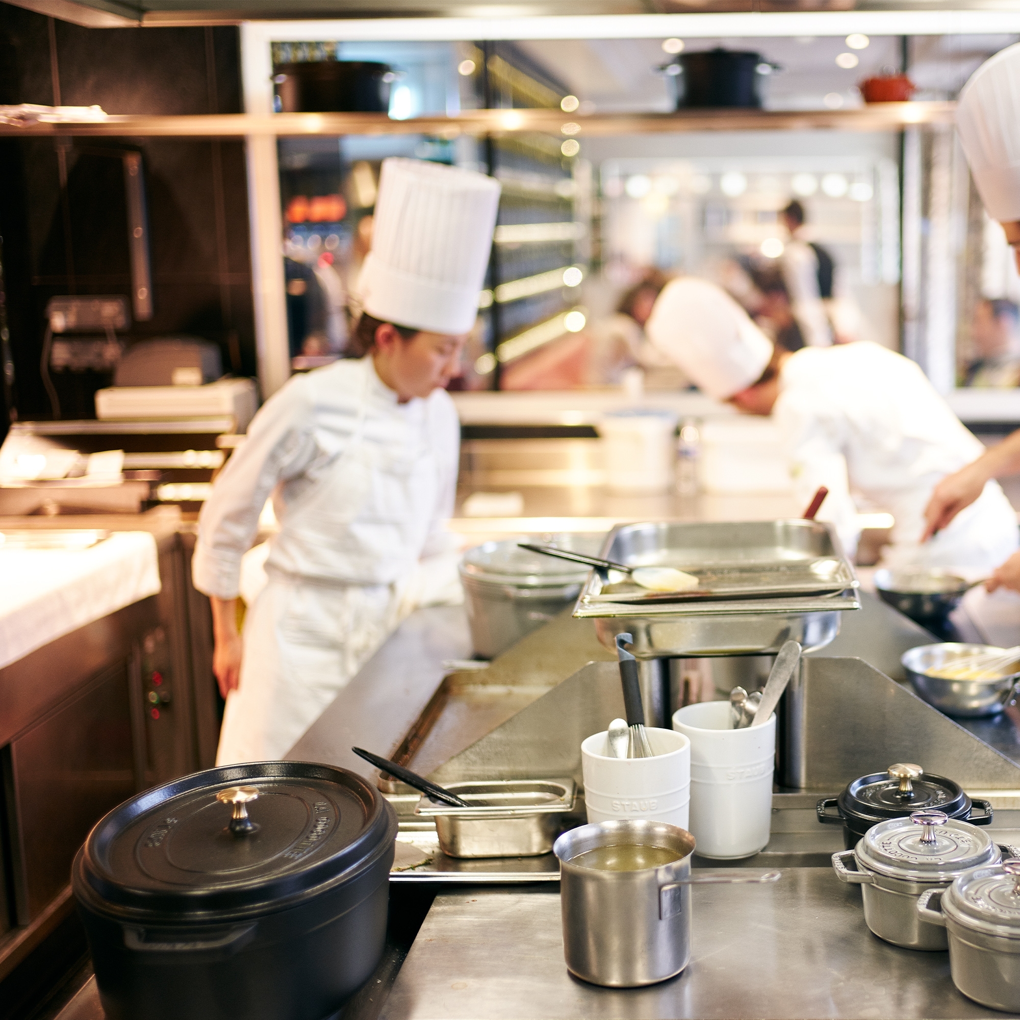 Profiküche mit Köchen und Kochgeschirr