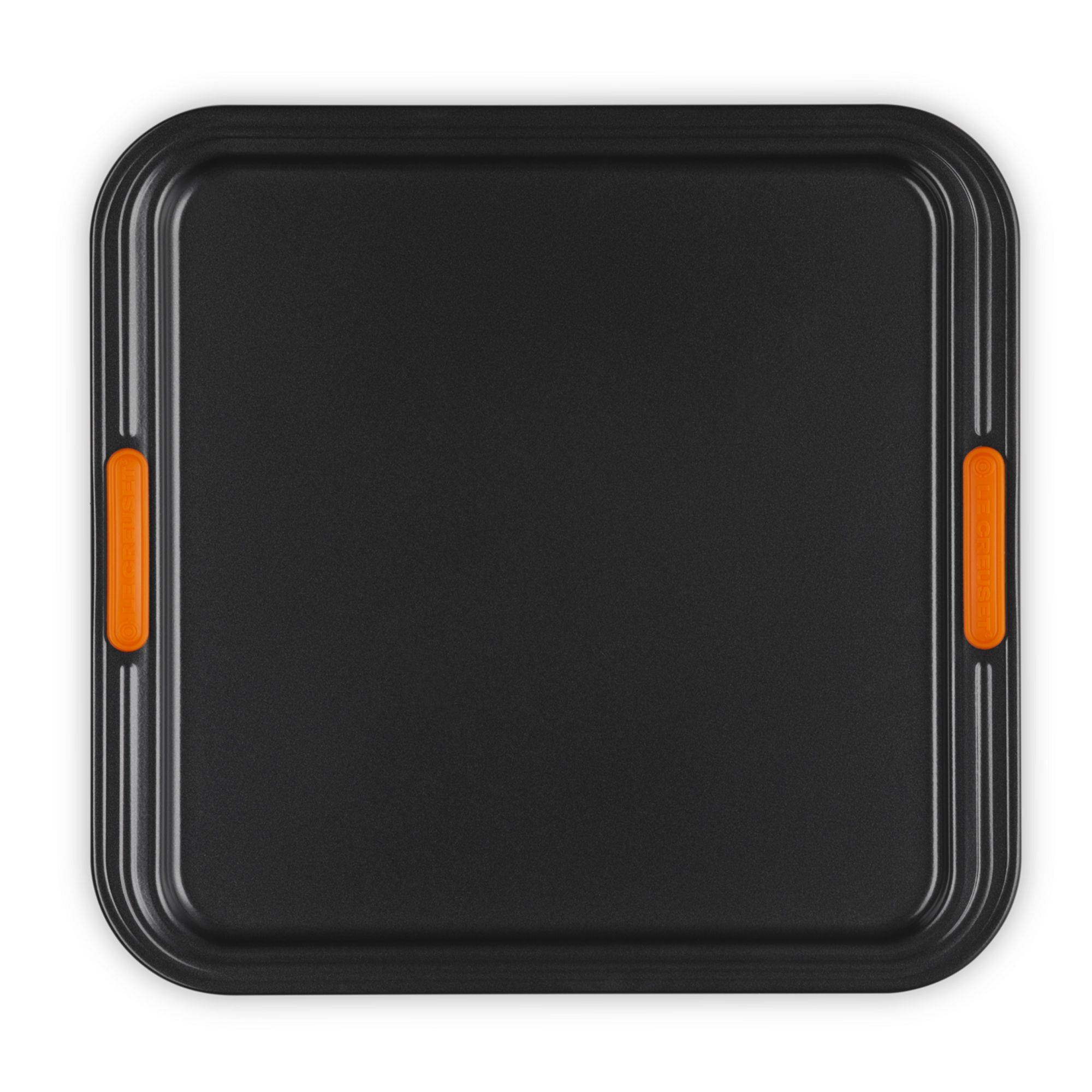 Schwarzes Backblech mit orangefarbenen Silikon-Griffen