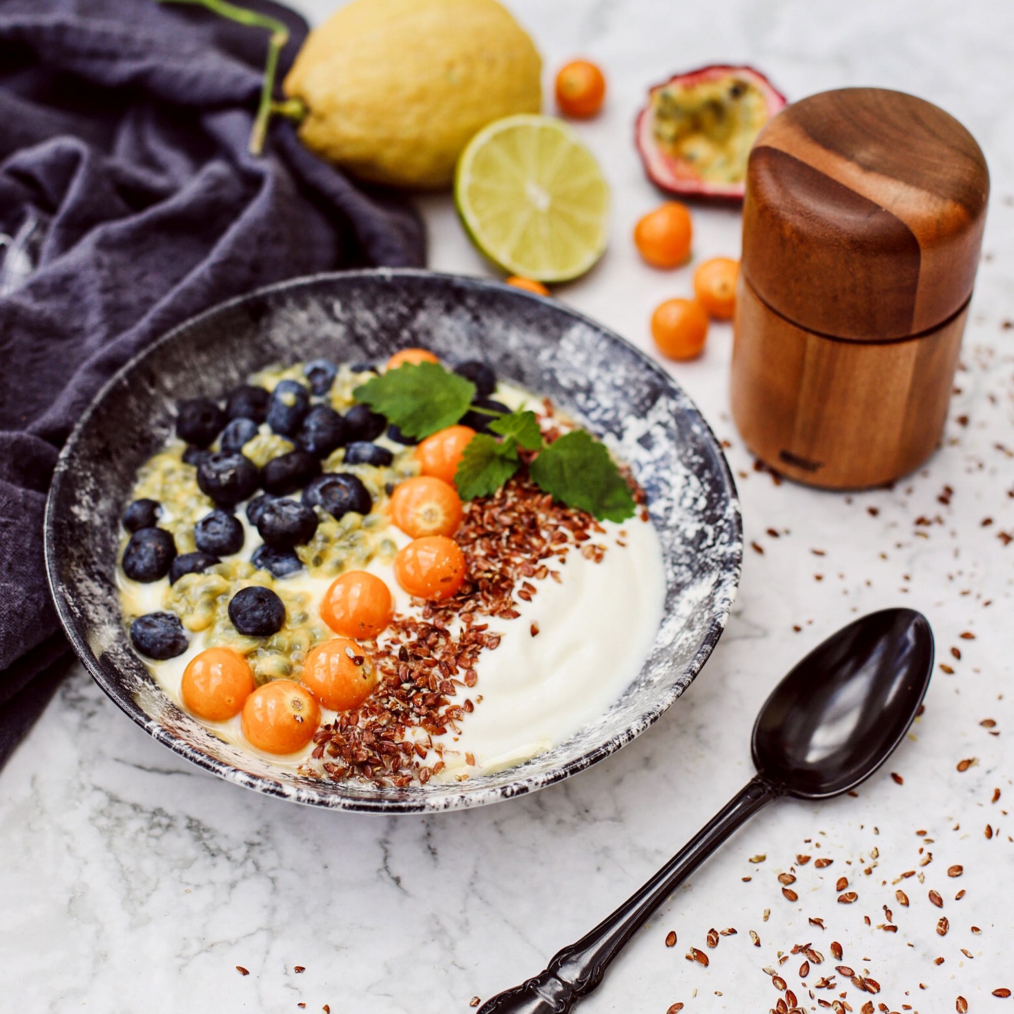 AdHoc Leinsamen- / Sesammühle Seedo neben Frühstücksschale