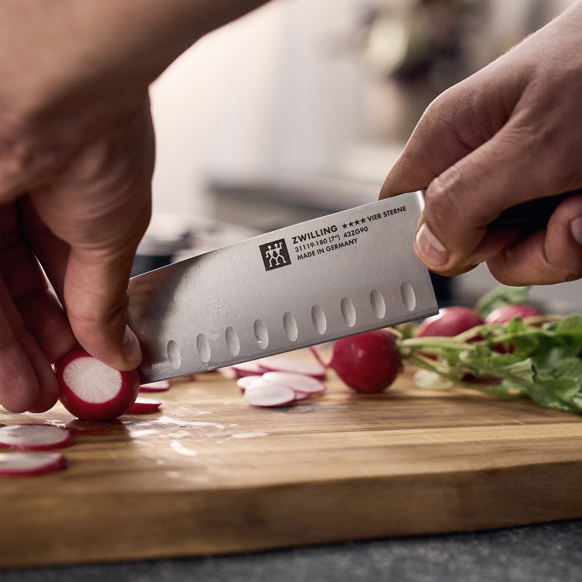 ZWILLING - Santoku mit Kullen | Vier Sterne | 18 cm ZWILLING - Santoku mit Kullen | Vier Sterne | 18 cm