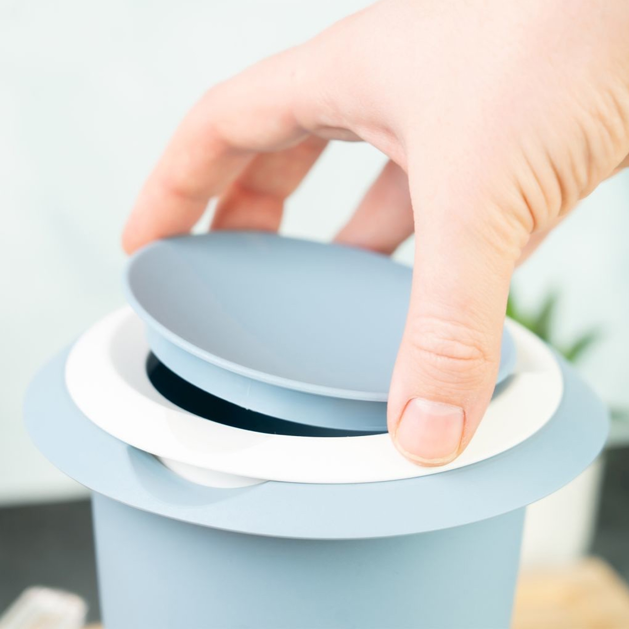 Westmark – Mixing Bowl with Two-Part Lid – 1 L – Blue/White