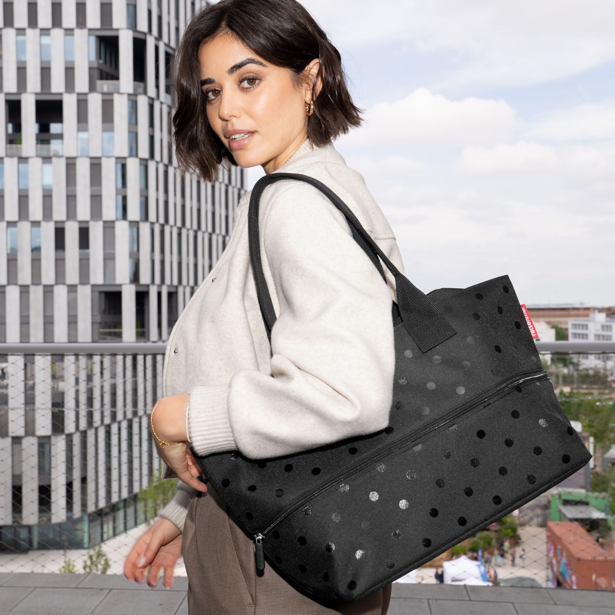 reisenthel - shopper e1 - glossy dots black