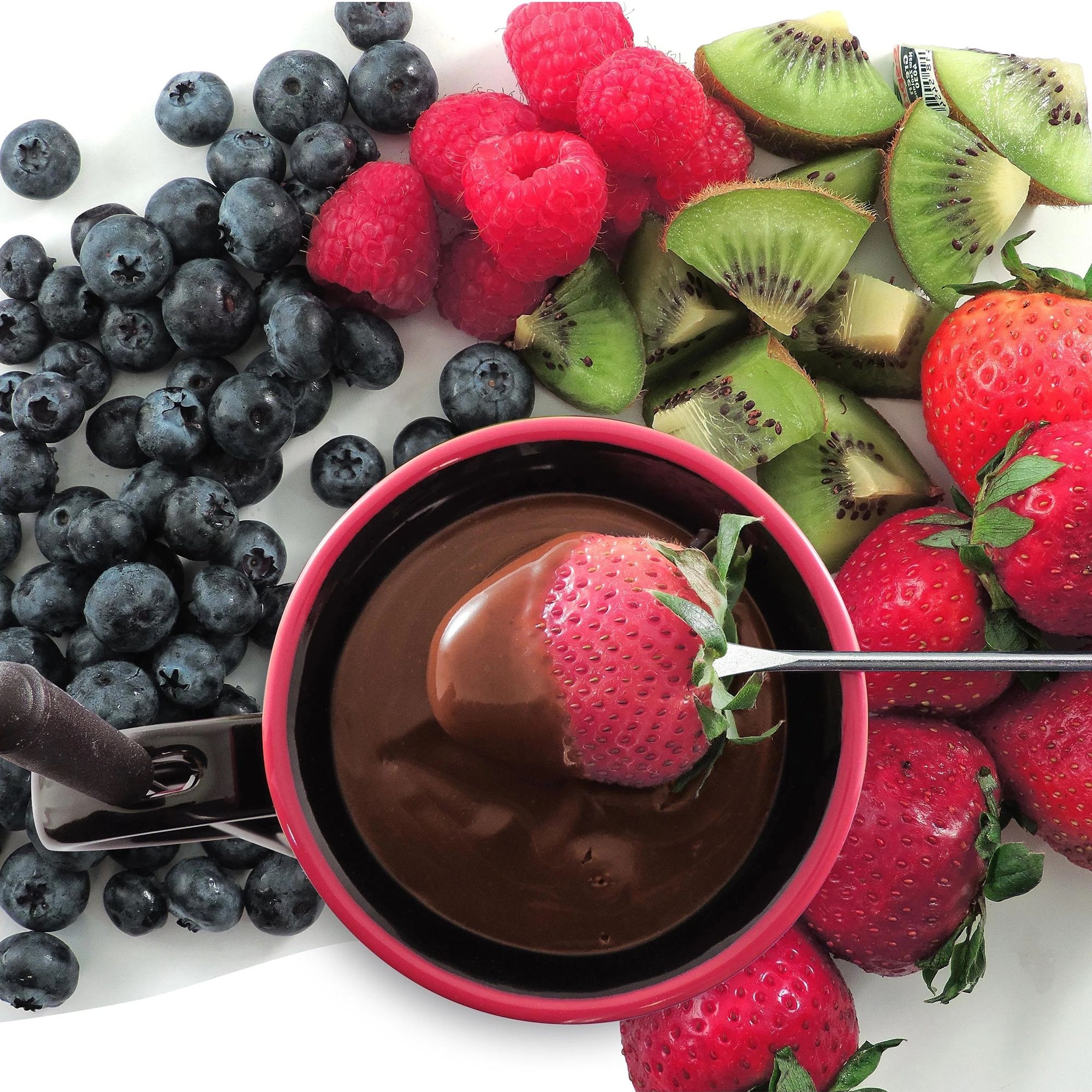 Erdbeeren, Beeren und Kiwi mit Schokoladenfondue