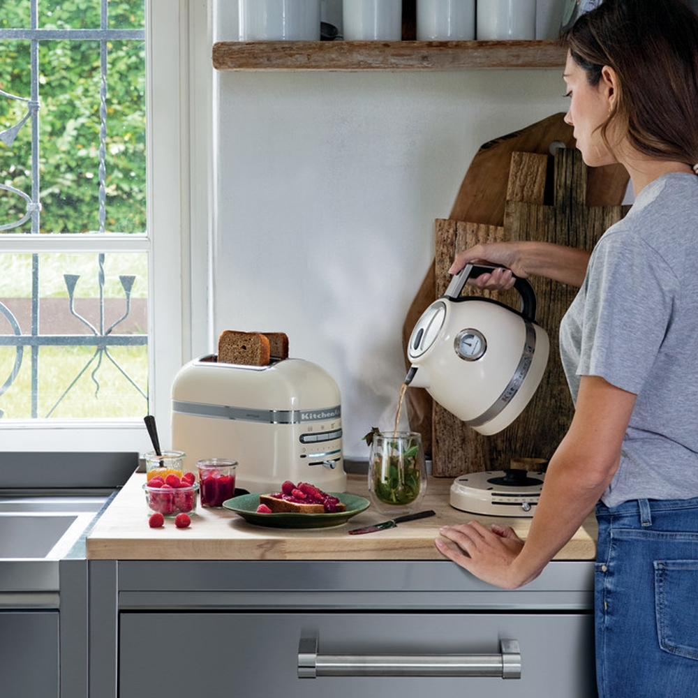 KitchenAid - Artisan 1.5 L Kettle - Almond Cream KitchenAid - Artisan 1.5 L Kettle - Almond Cream