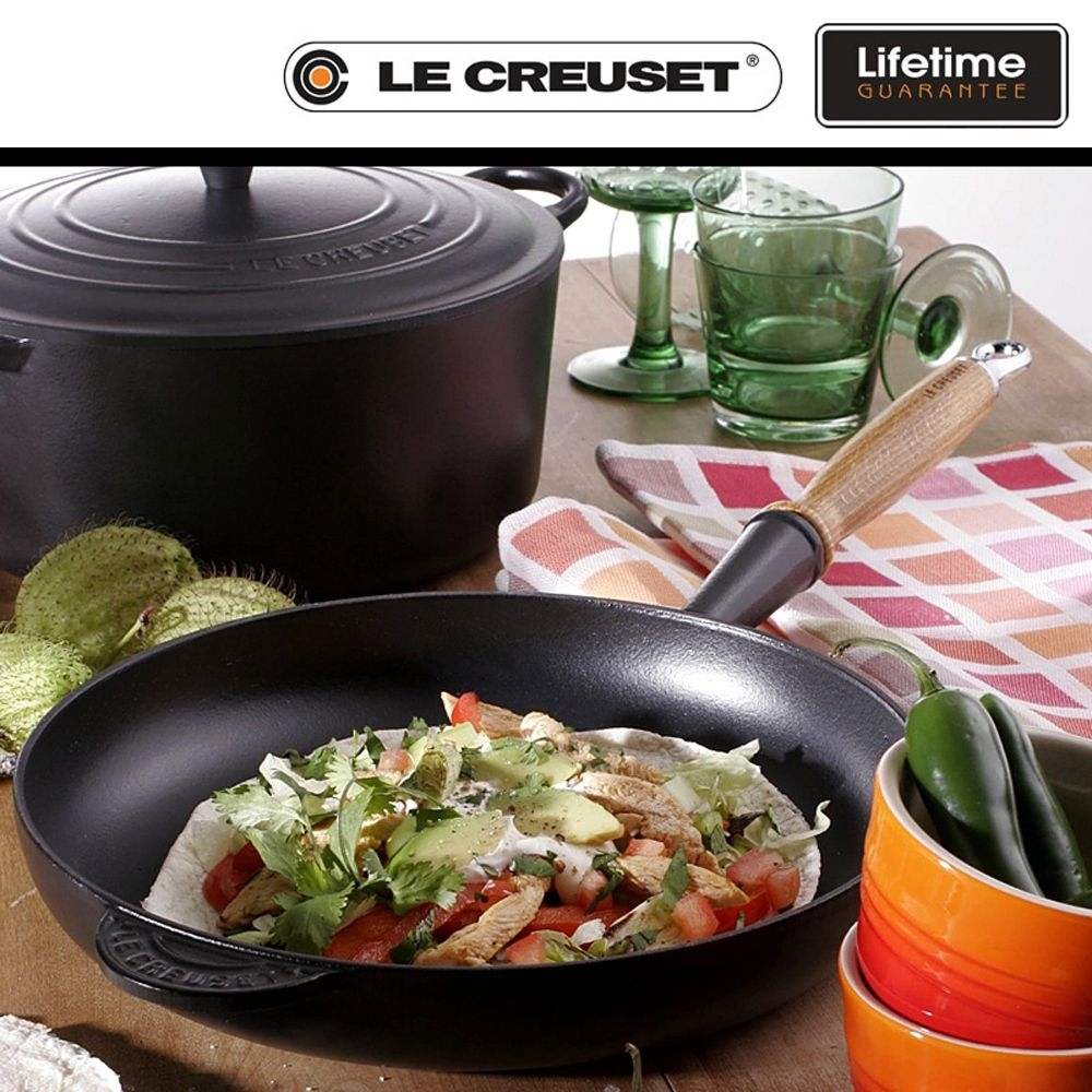 Le Creuset - Frypan with wooden handle 26 cm - Flame Le Creuset - Frypan with wooden handle 26 cm - Flame