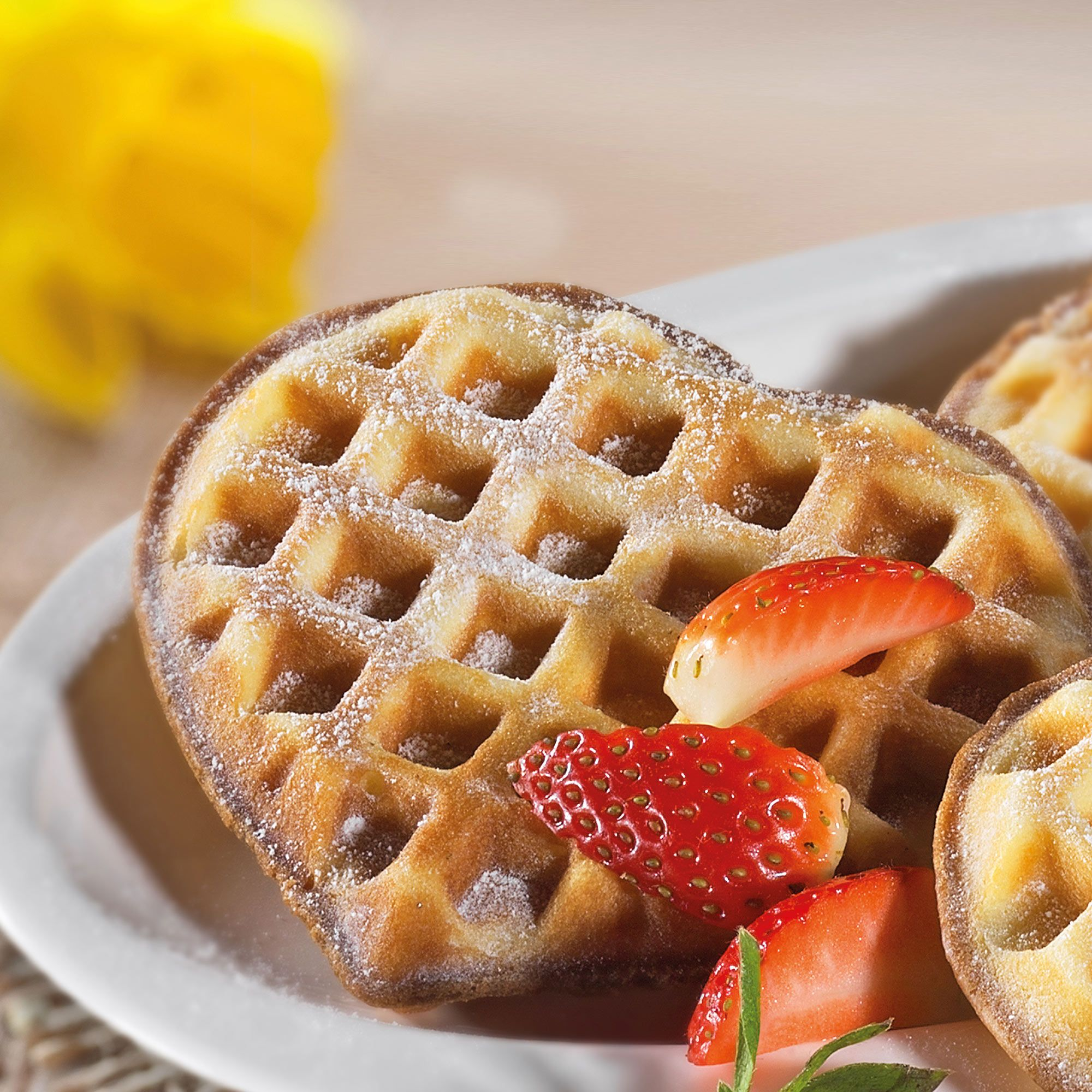 Heart-shaped mini waffle made with the cilio MINI waffle iro