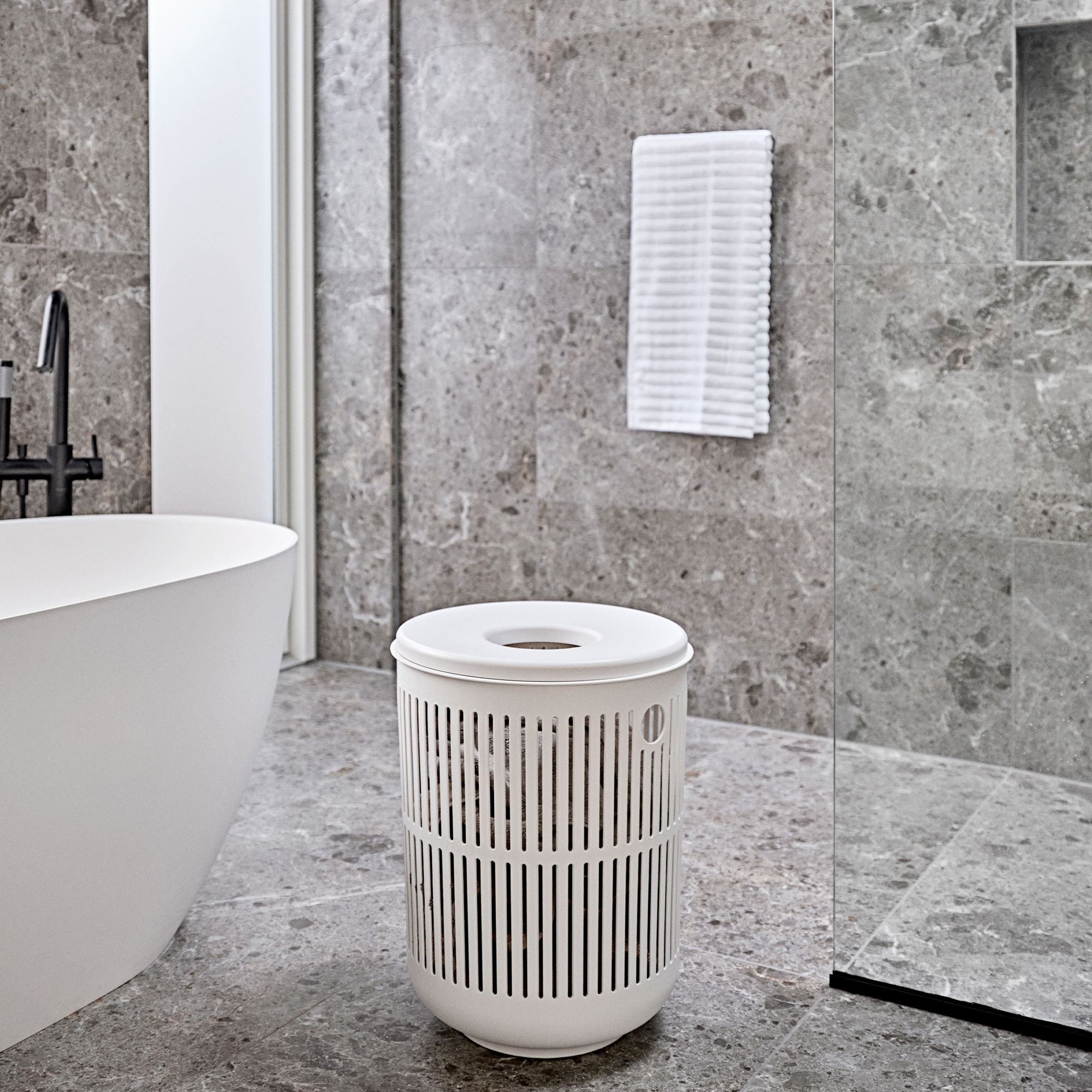 Moderner weißer Wäschekorb im Steinbad