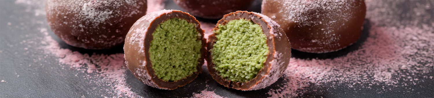 Aufgeschnittene Matcha-Marzipan-Praline mit Kakao