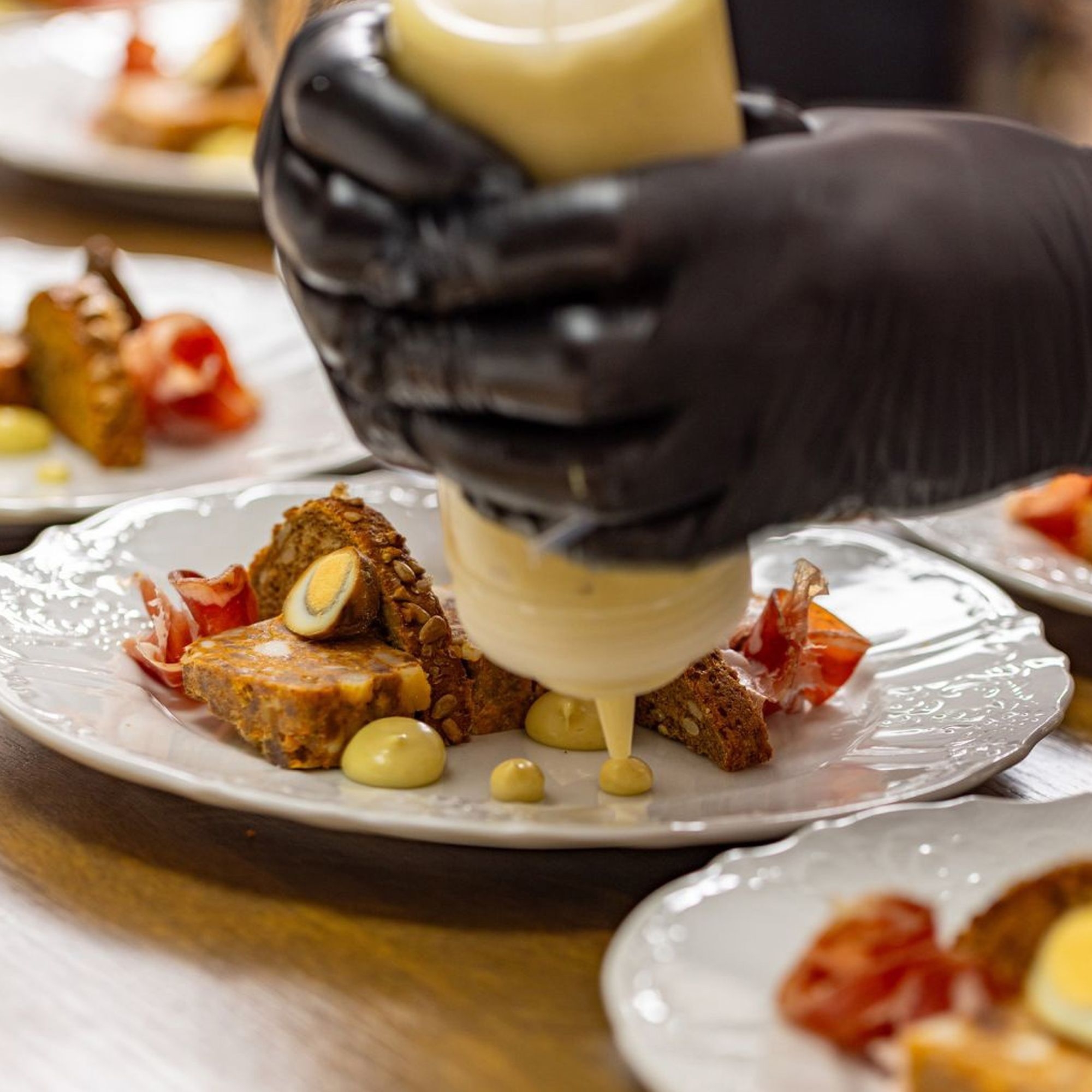 Sauce portioning with Westmark 240 ml squeeze bottle