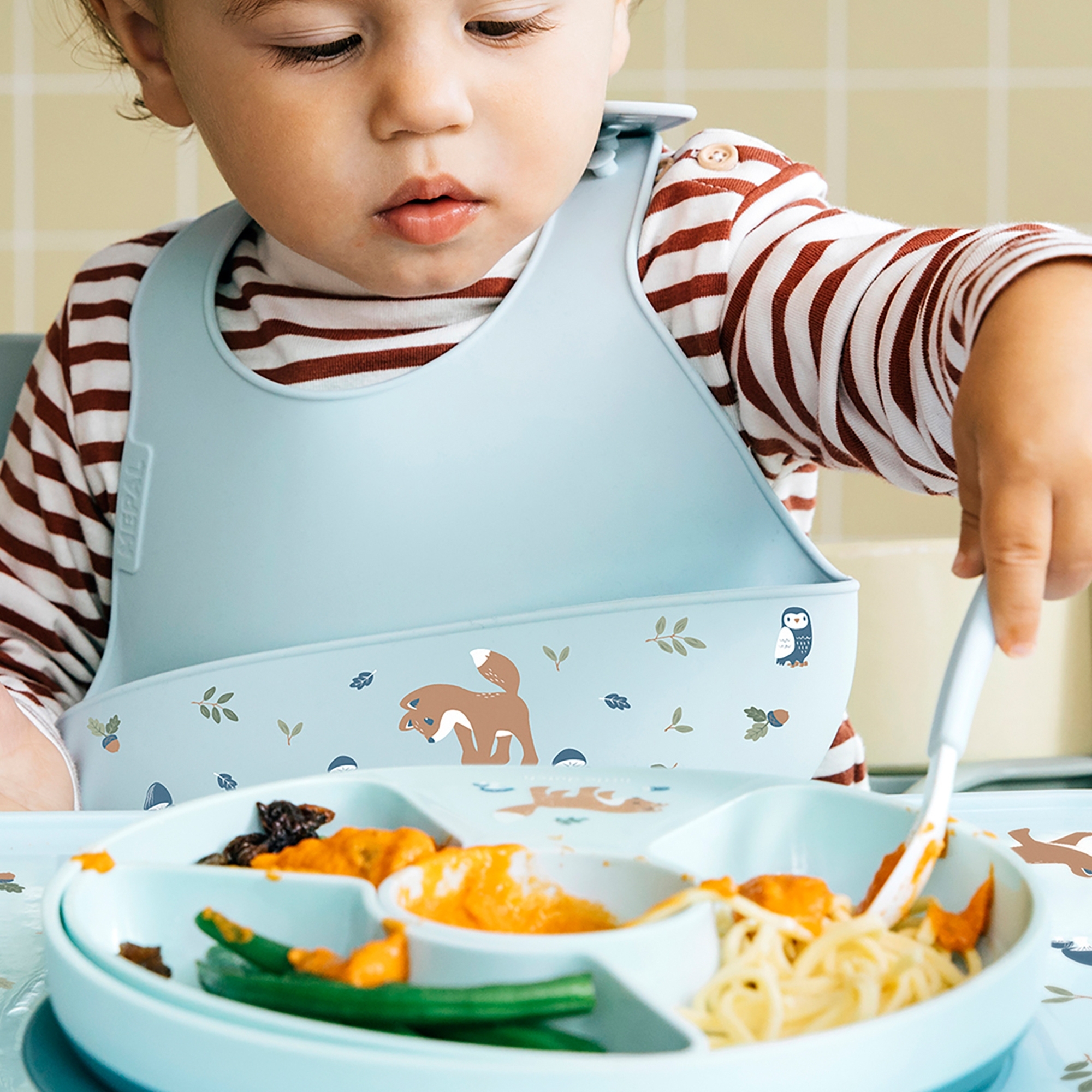 Child with Mepal Mio divided plate forest friends