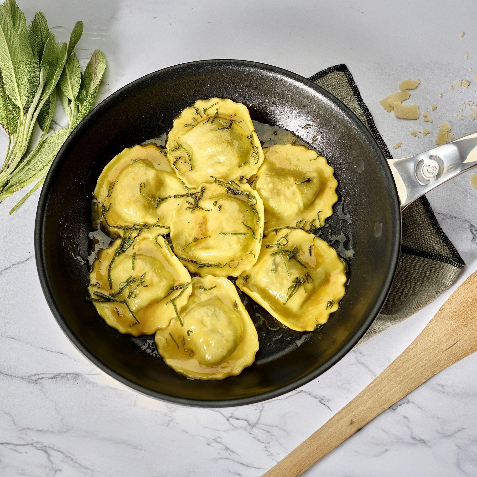 Ravioli in goldener Salbeibutter in einer Pfanne