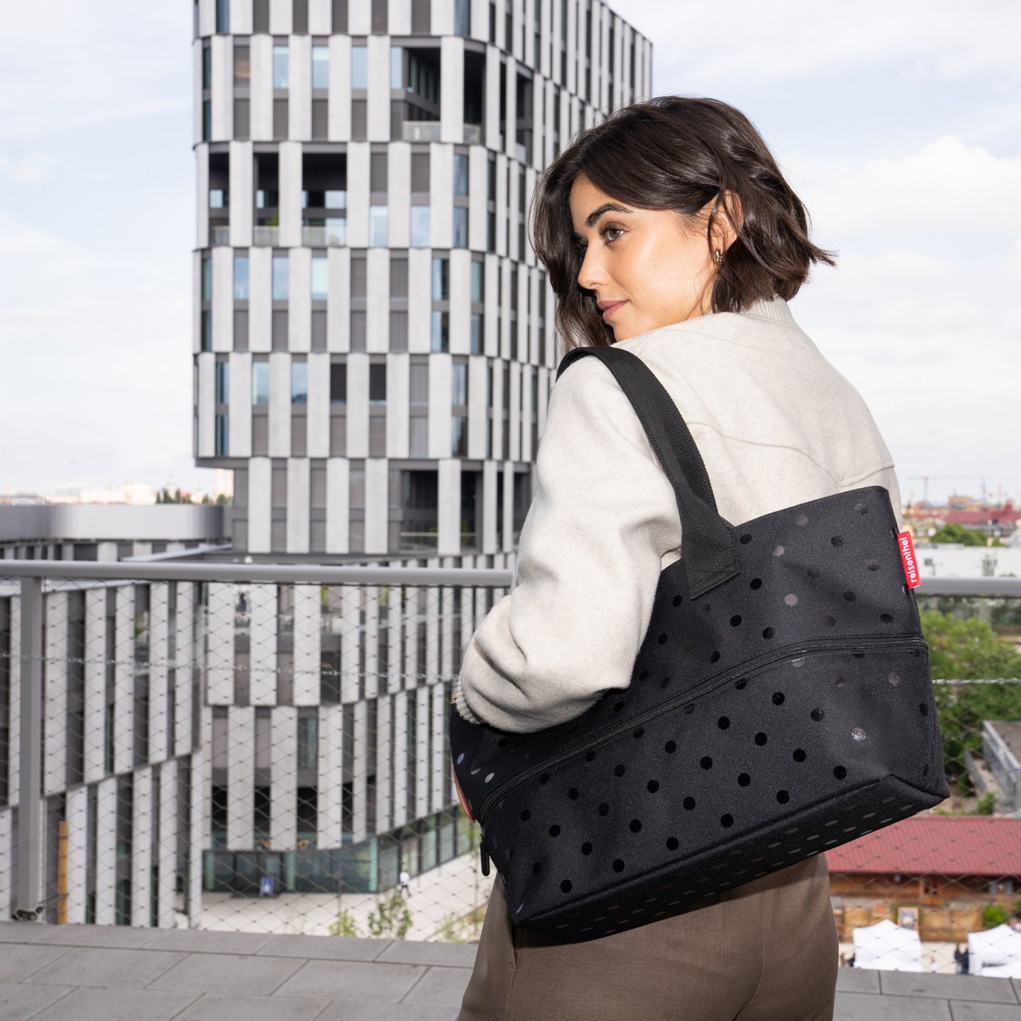 reisenthel - shopper e1 - glossy dots black
