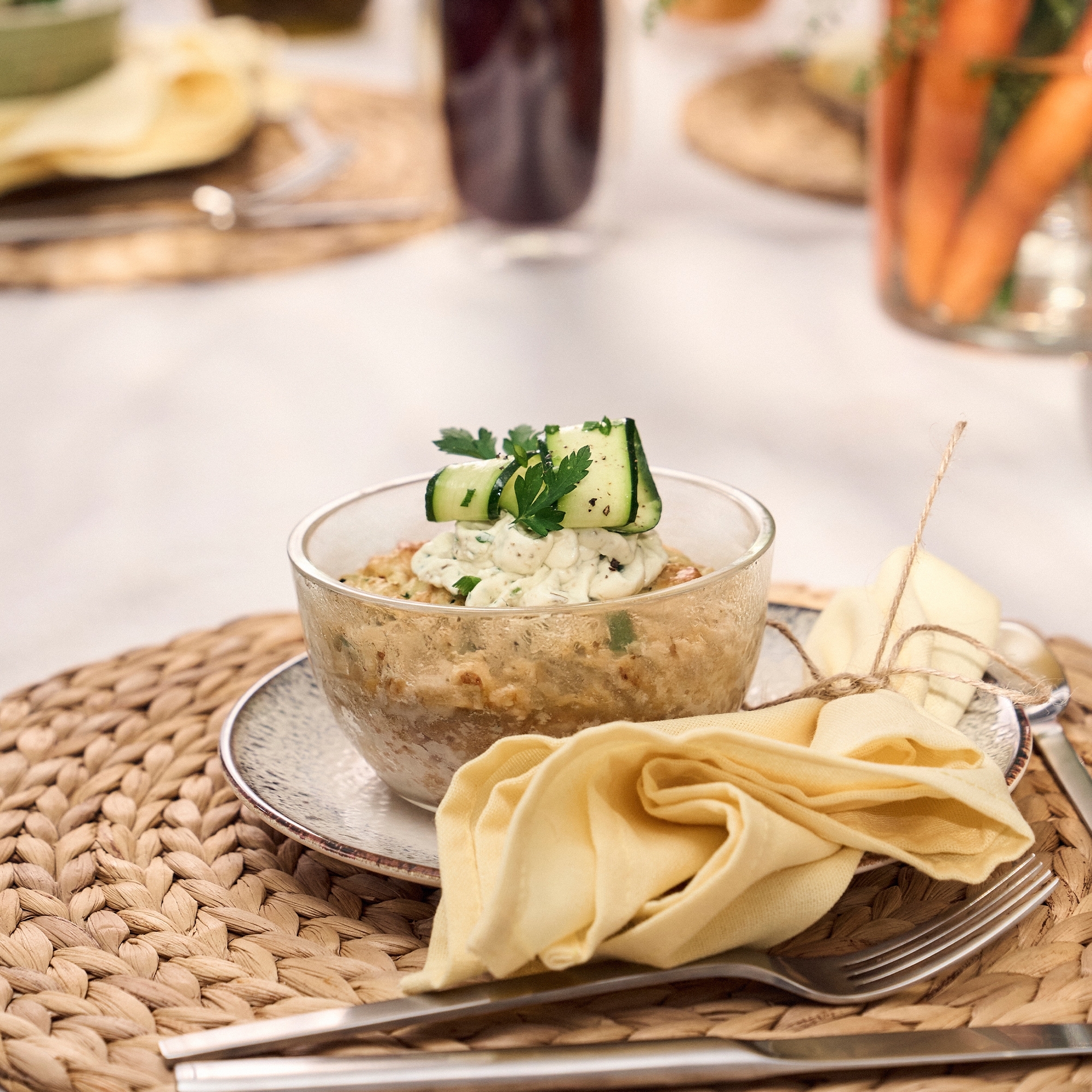 Herzhafter Aufstrich mit Gurke und Kräutern in Glasschale