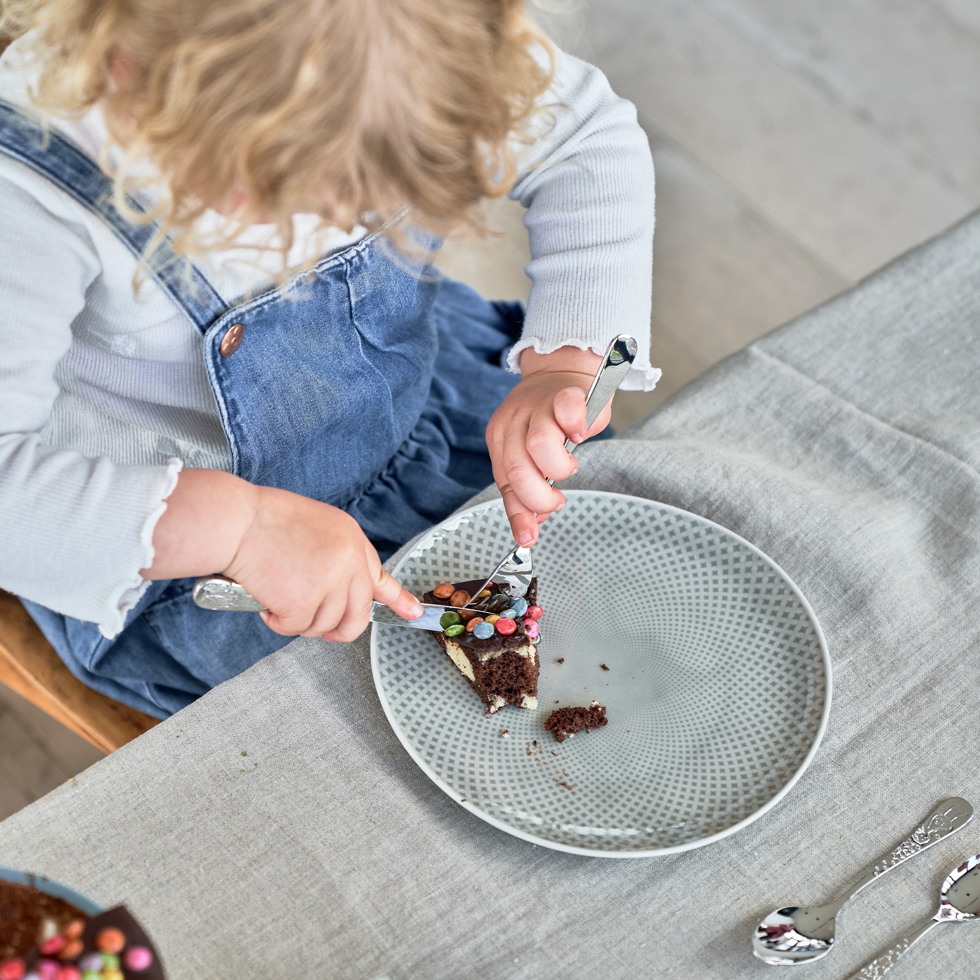 Child eats cake with ZWILLING Grimm’s Fairy Tales cutlery