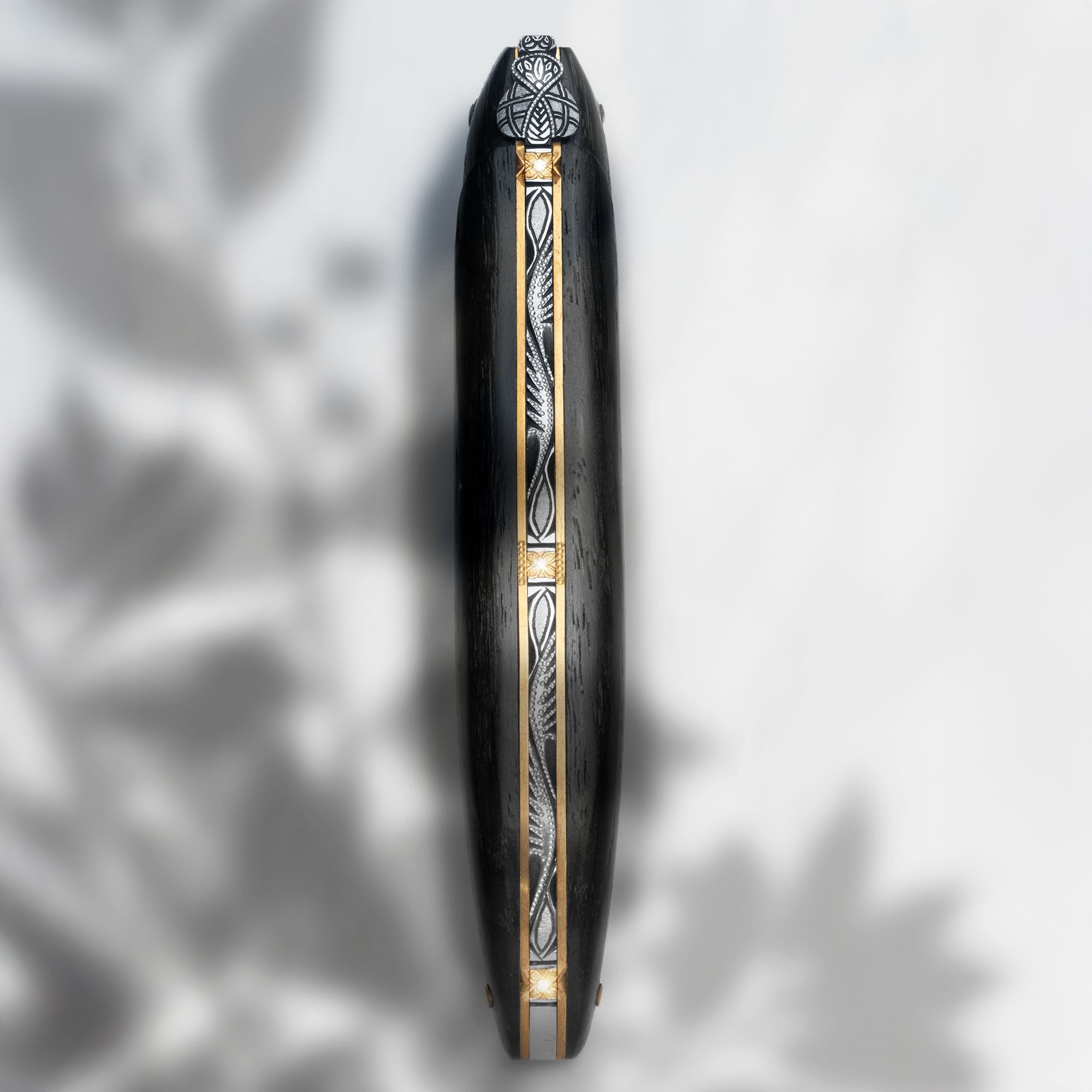 Seitliche Ansicht eines schwarzen Rings mit Ornament