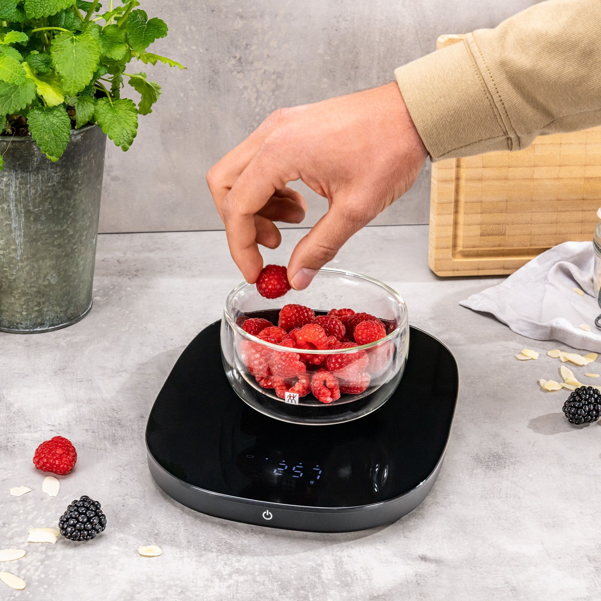 ZWILLING - Digital kitchen scales | ENFINIGY | inductive charging function | black ZWILLING - Digital kitchen scales | ENFINIGY | inductive charging function | black